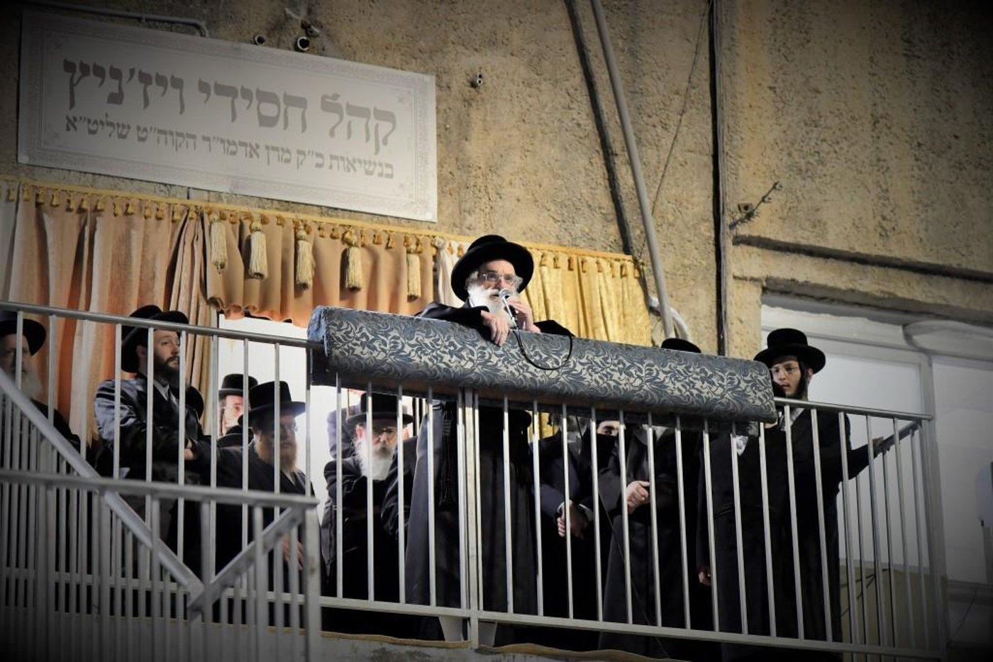 מעמד קביעת מזוזה לבית המדרש ויז'ניץ בירושלים