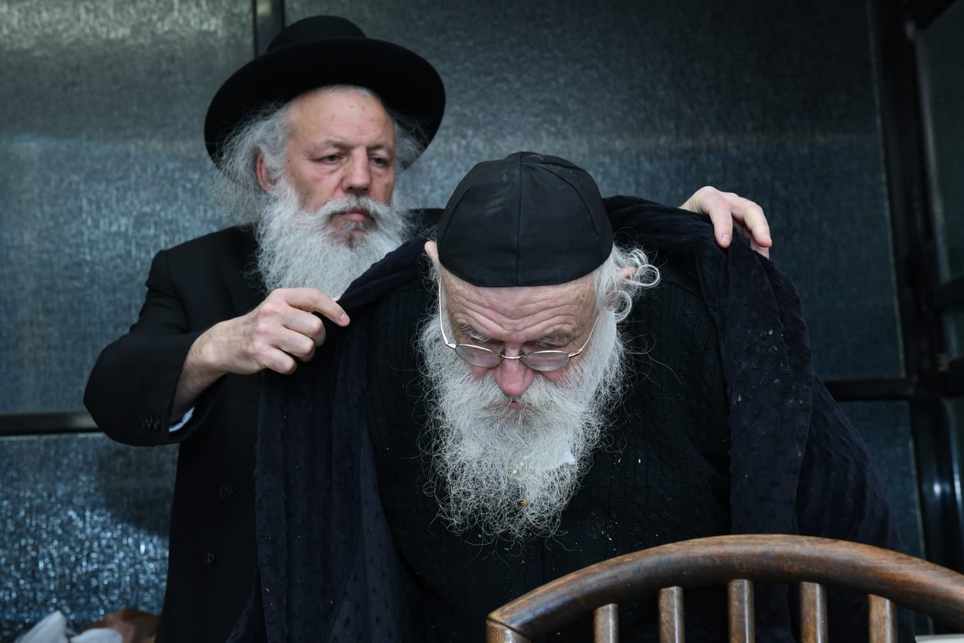 רגע נדיר: הגר"מ גריינמן שמח עם הנינה. צפו