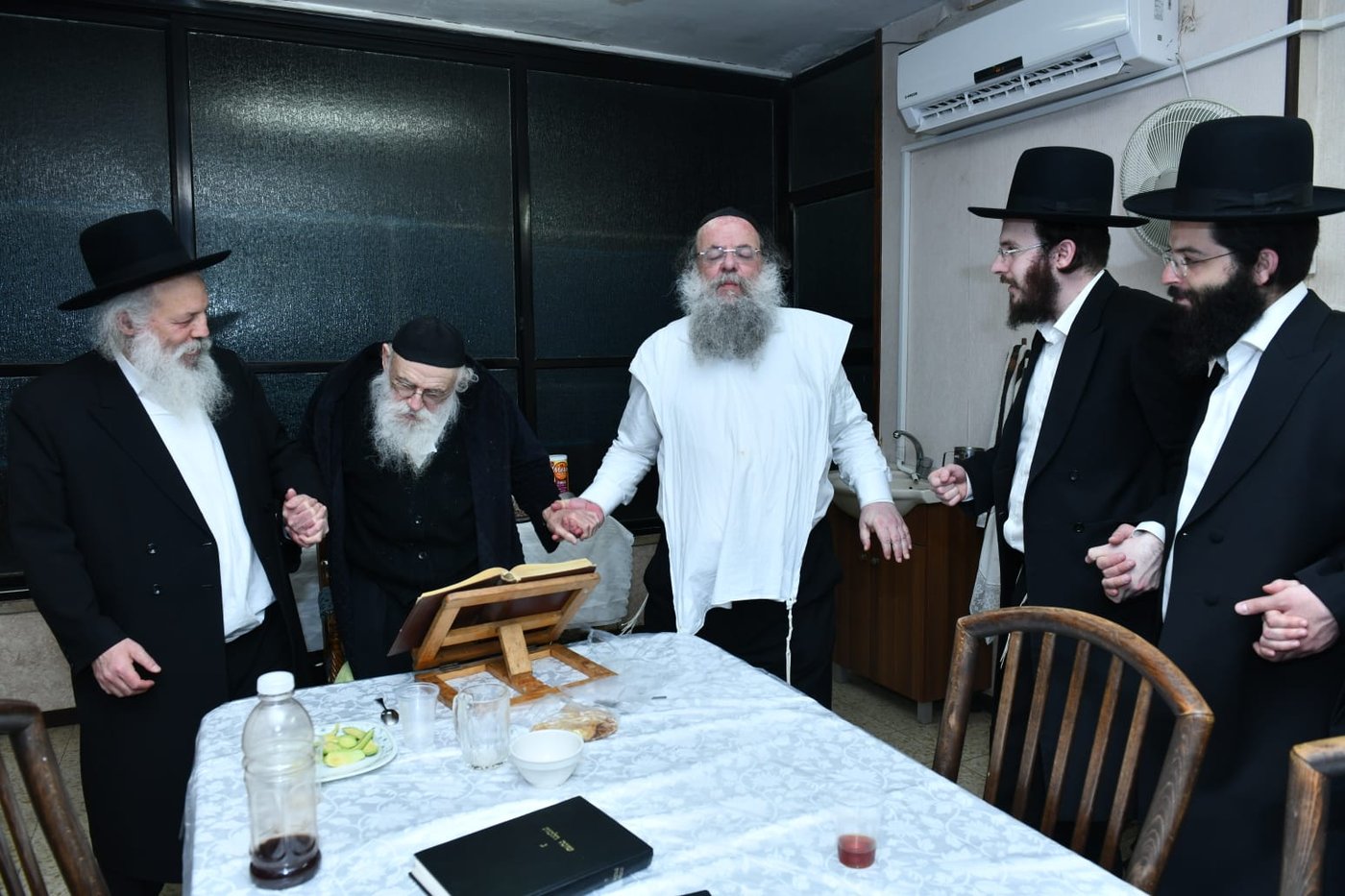 רגע נדיר: הגר"מ גריינמן שמח עם הנינה. צפו