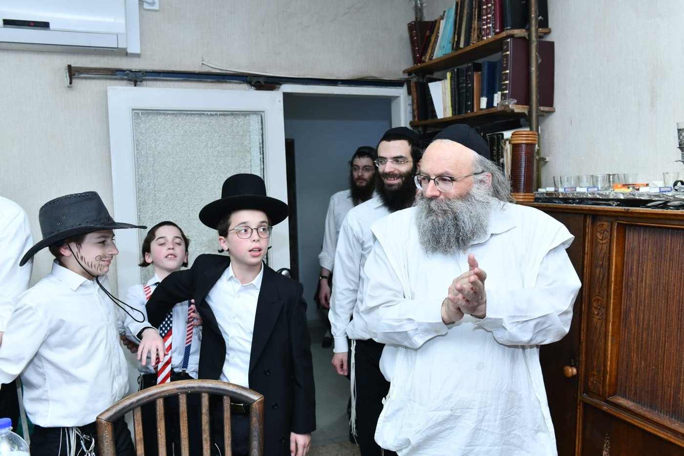 רגע נדיר: הגר"מ גריינמן שמח עם הנינה. צפו