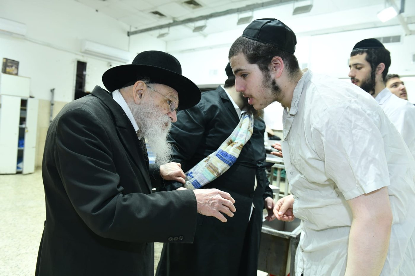 כך ה'חזונאישניקים' אופים מצות • תיעוד ענק