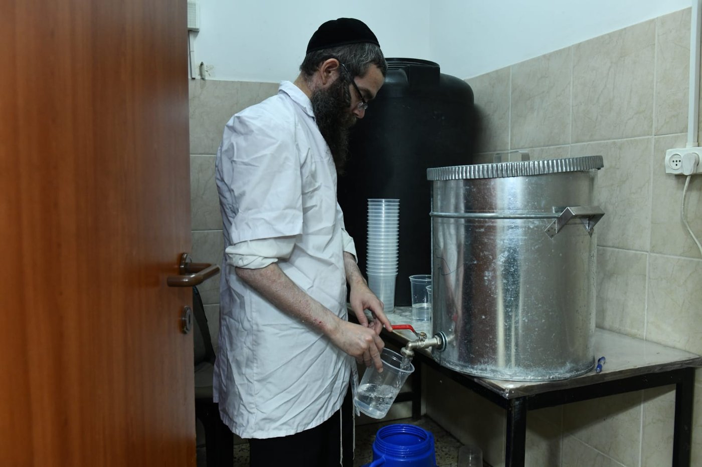 כך ה'חזונאישניקים' אופים מצות • תיעוד ענק