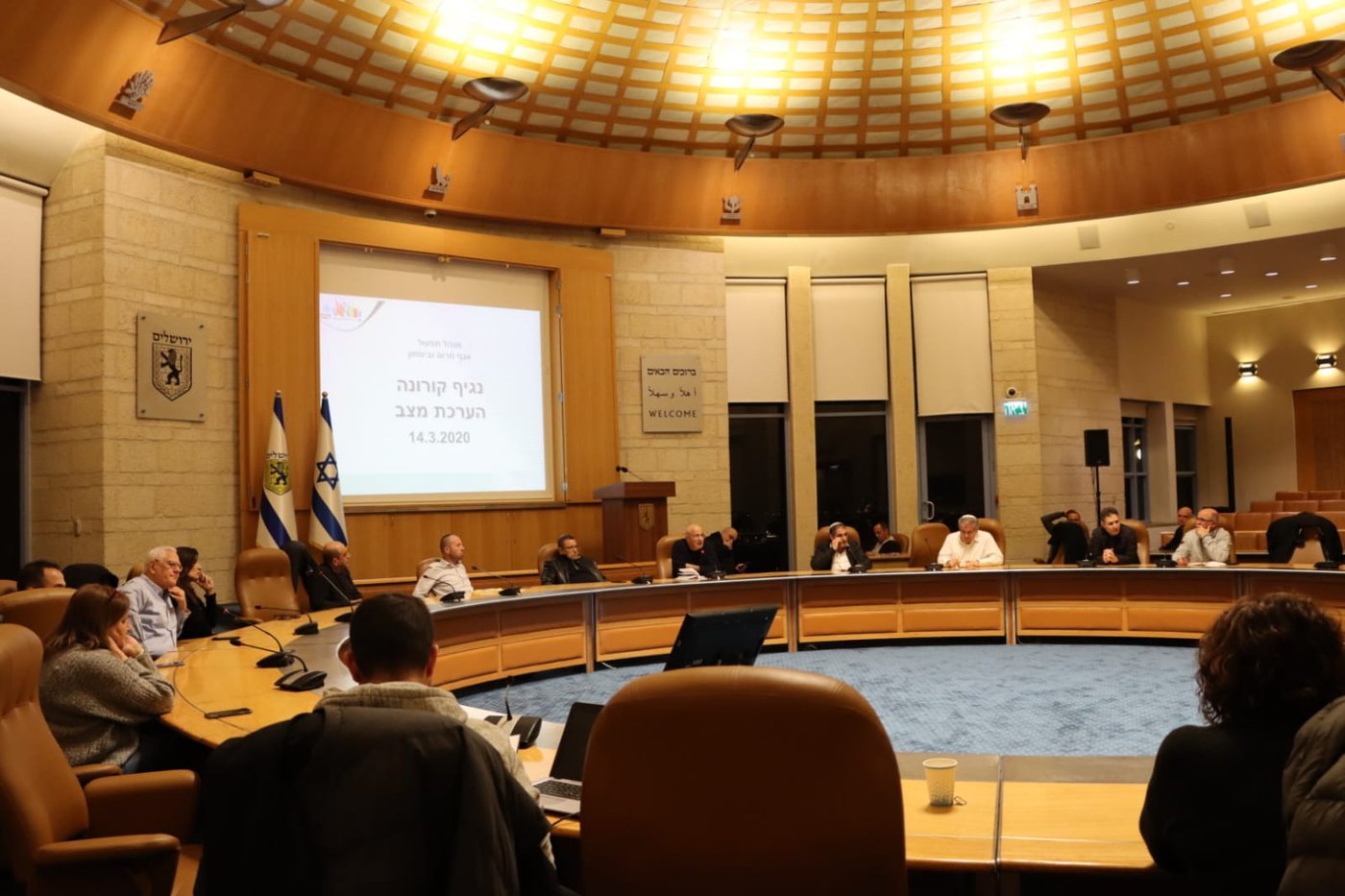 הישיבה, הערב