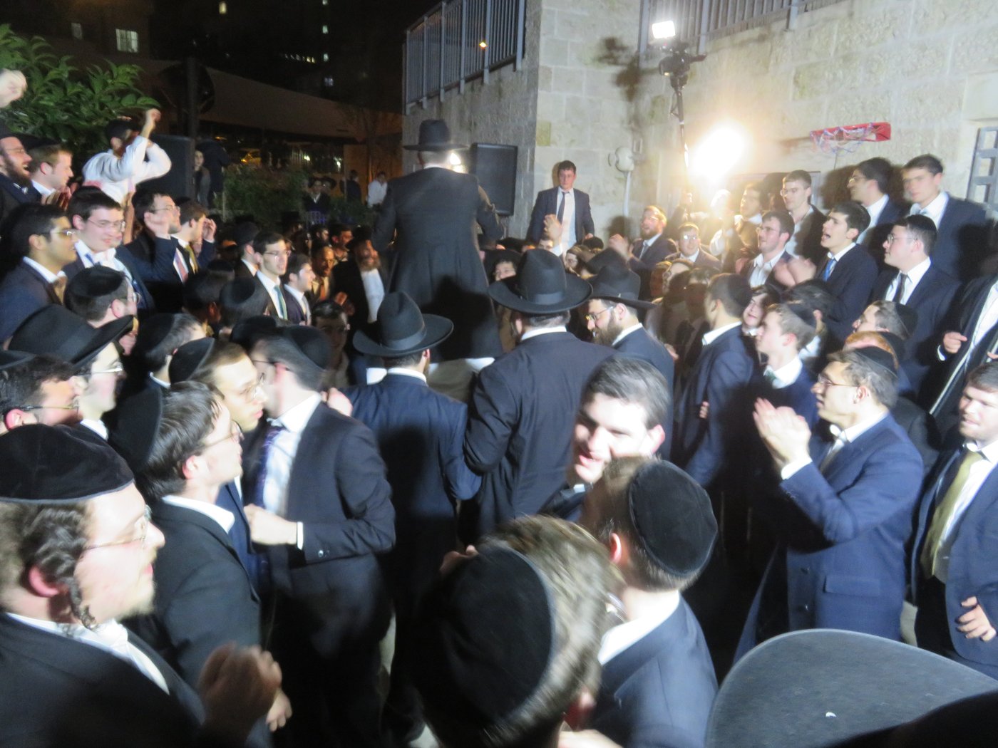 ראש הישיבה חיתן בן; הבחורים רקדו ברחוב