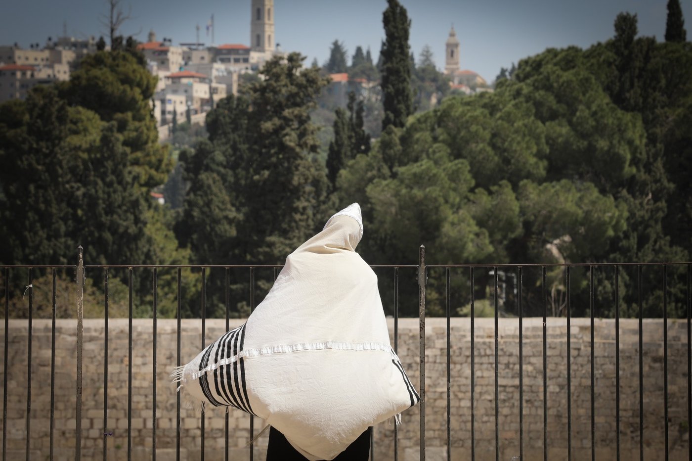 תיעוד מהכותל: מעט מתפללים, מרחוק • צפו
