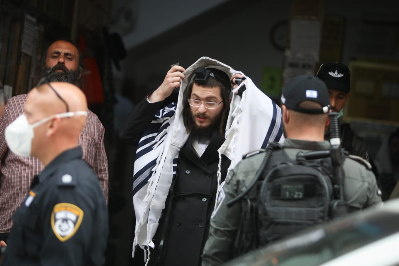 תיעוד: כוחות המשטרה פשטו על 'זכרון משה'