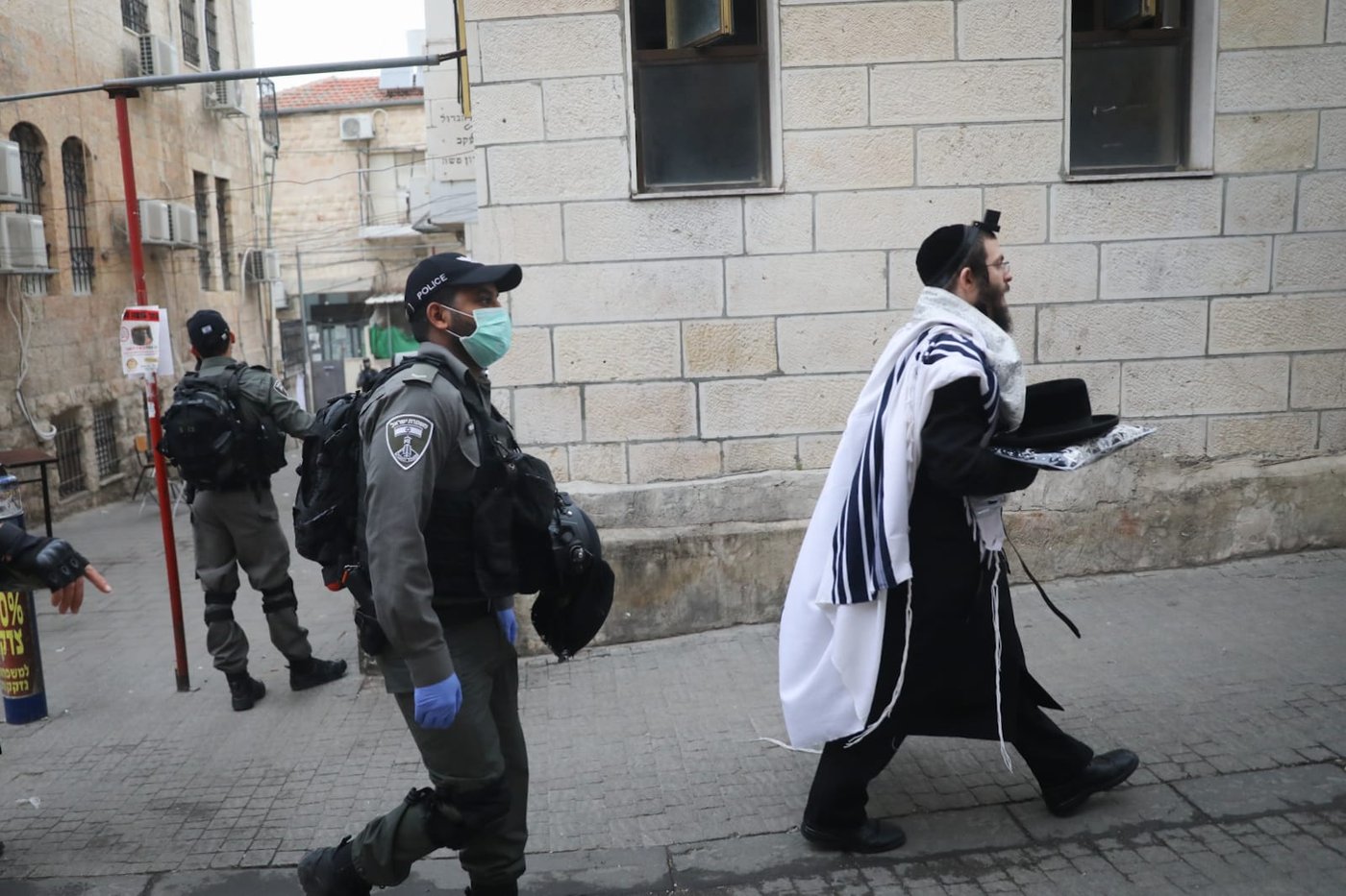 תיעוד: כוחות המשטרה פשטו על 'זכרון משה'