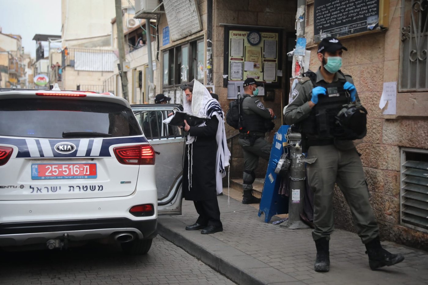 תיעוד: כוחות המשטרה פשטו על 'זכרון משה'