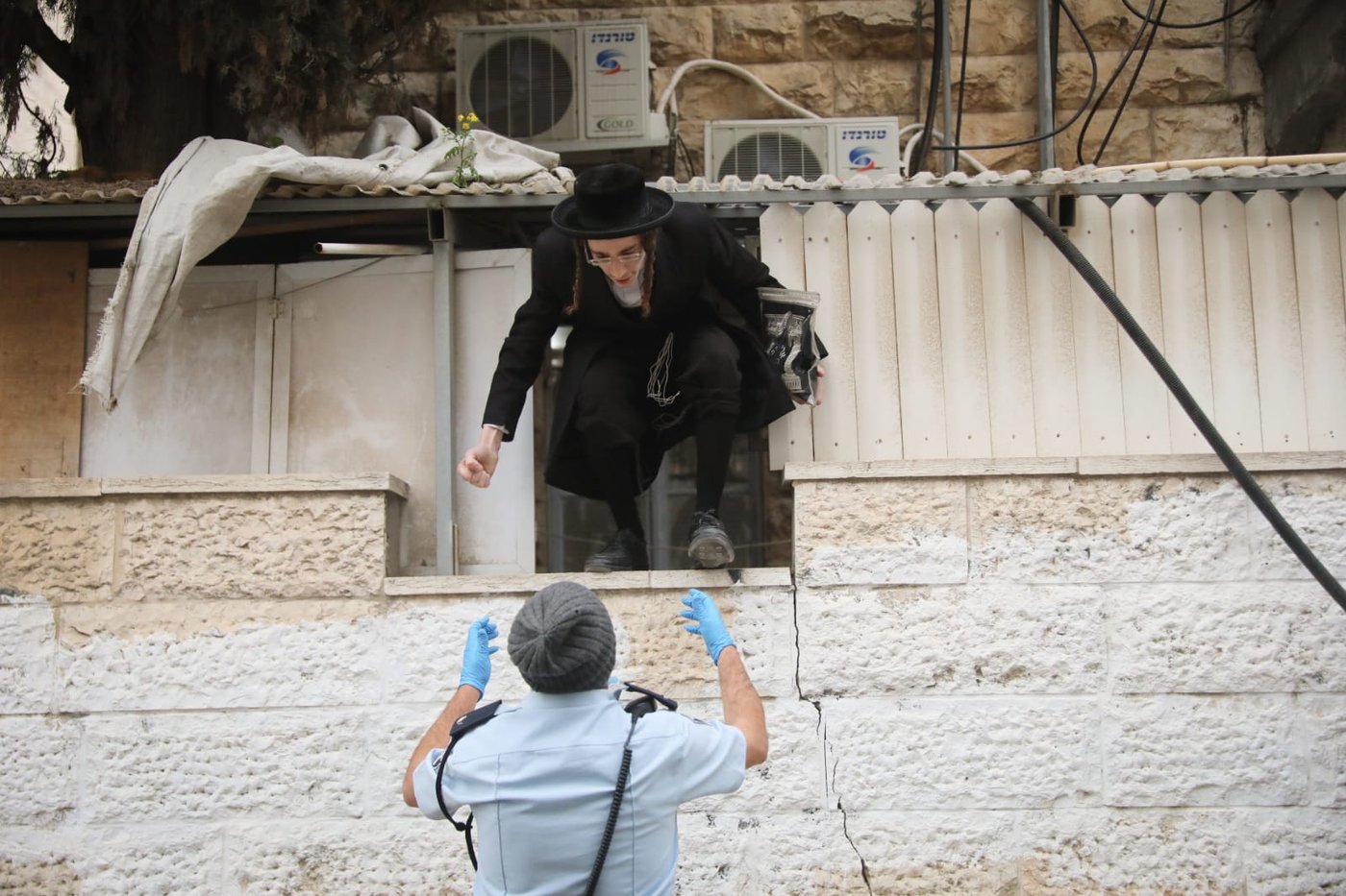 תיעוד: כוחות המשטרה פשטו על 'זכרון משה'