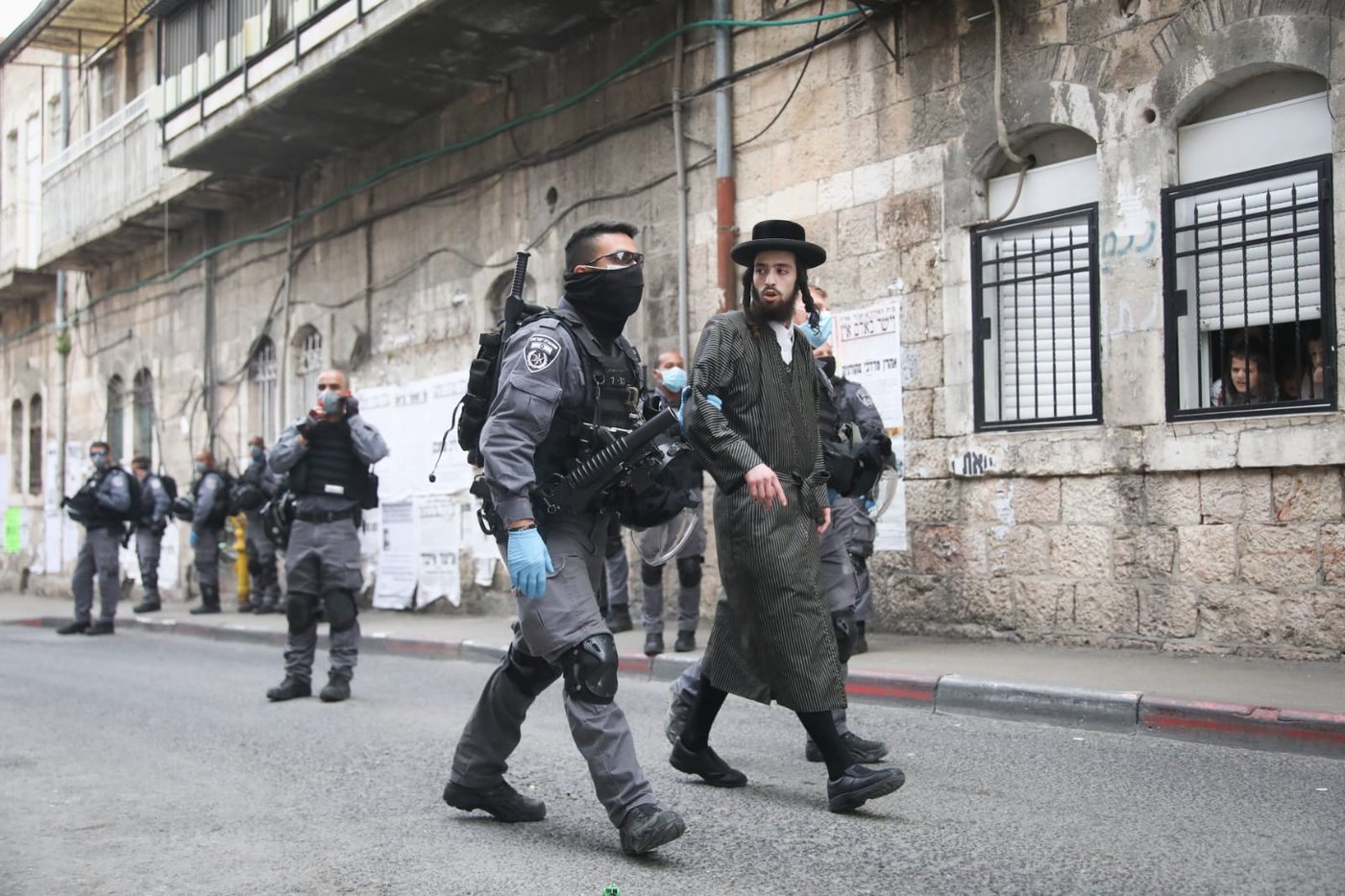 תיעוד: כוחות המשטרה פשטו על 'זכרון משה'