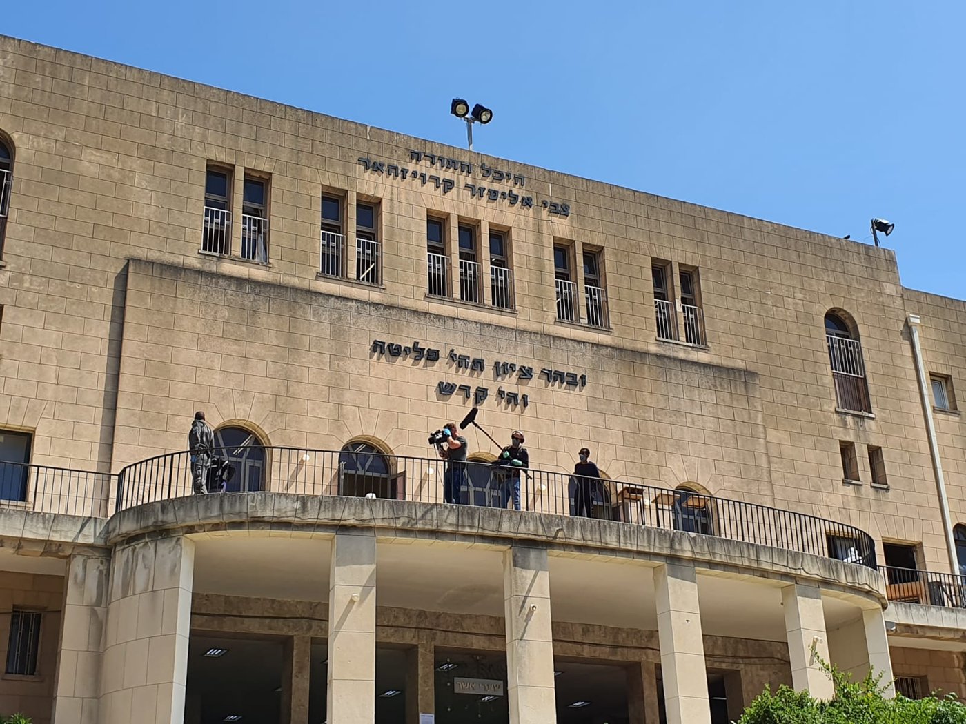 הפרת ההנחיות; כוחות משטרה פשטו על פוניבז'