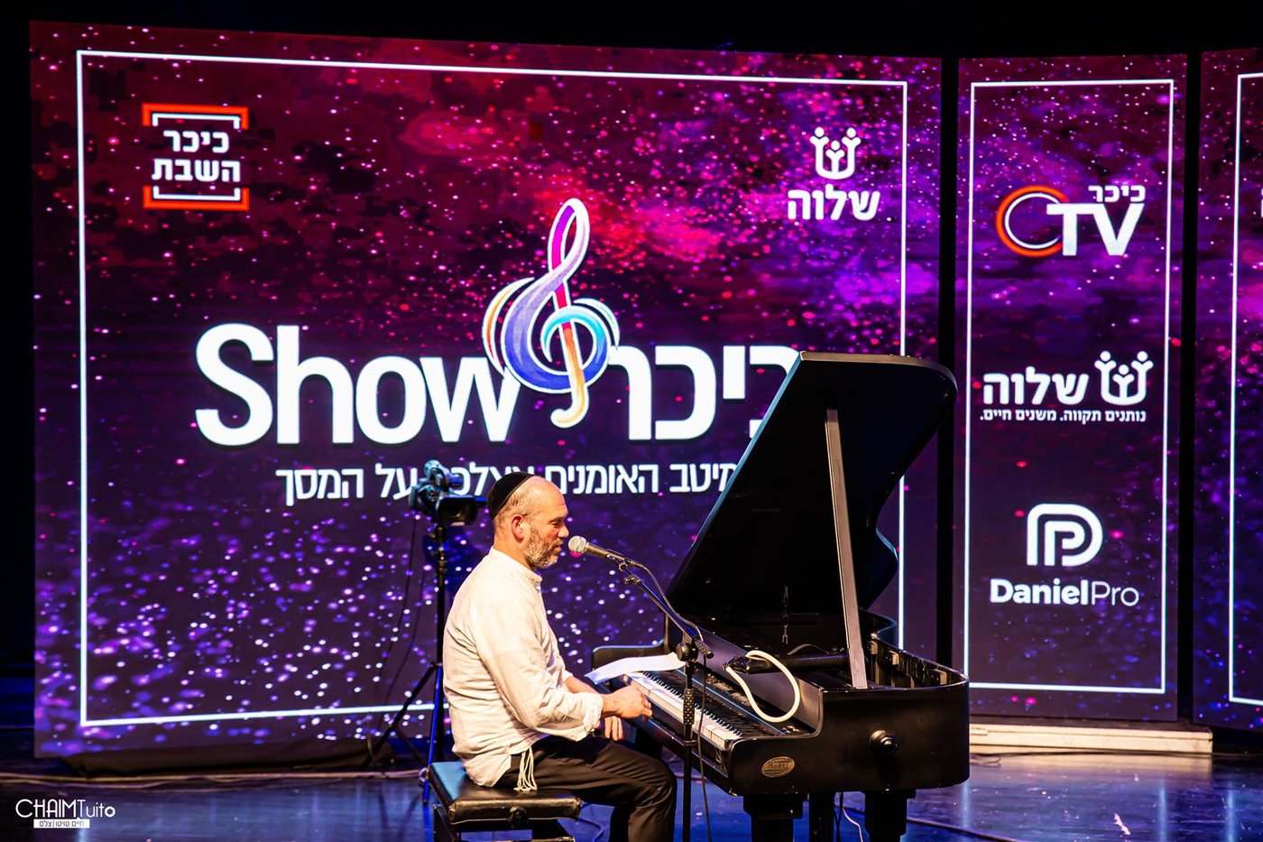 צפו: יונתן רזאל והפסנתר במופע אינטימי לגולשי כיכר השבת