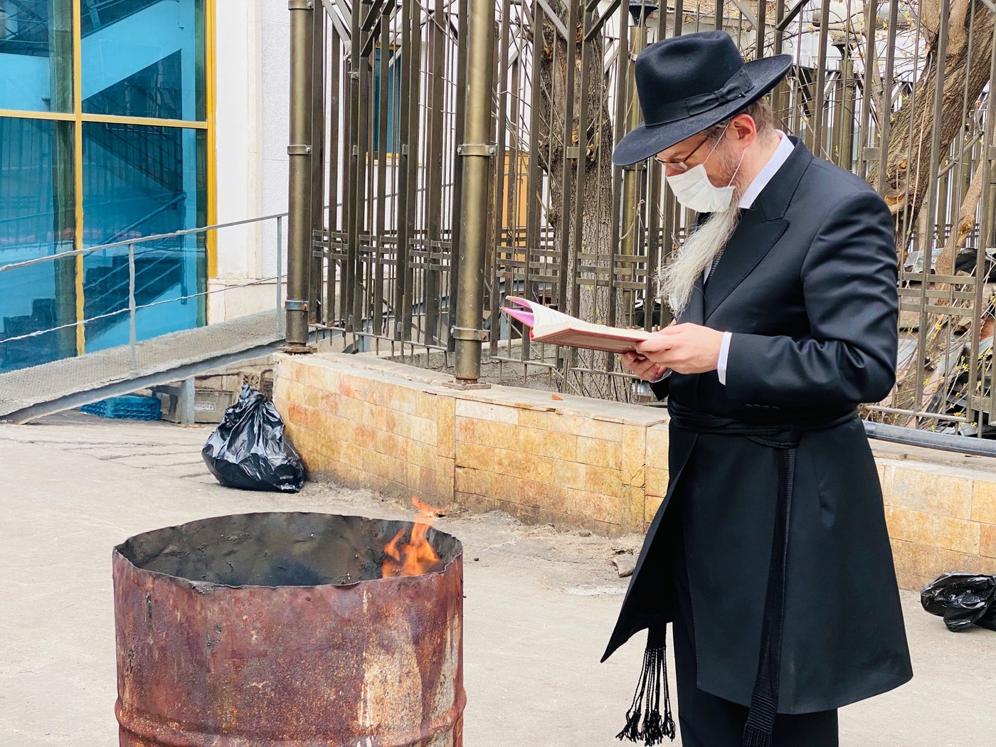 הרב לאזאר בשריפת החמץ