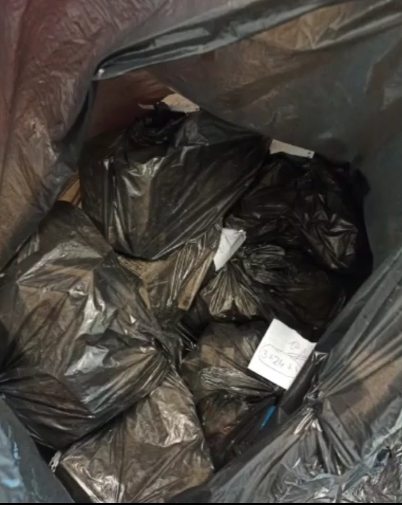 שדד סיגריות וכסף באיומי סכין - ונעצר • השוד תועד