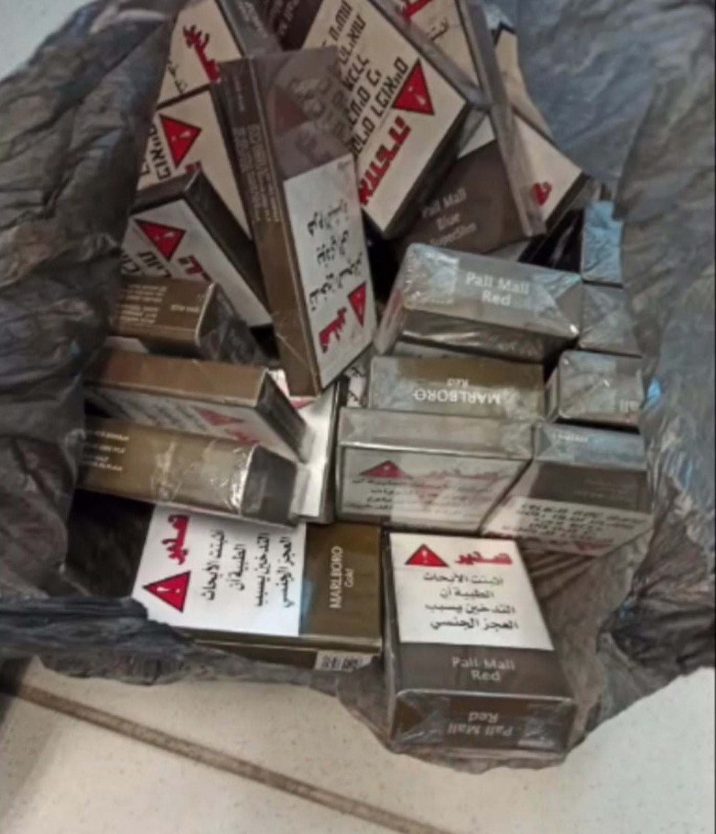 שדד סיגריות וכסף באיומי סכין - ונעצר • השוד תועד