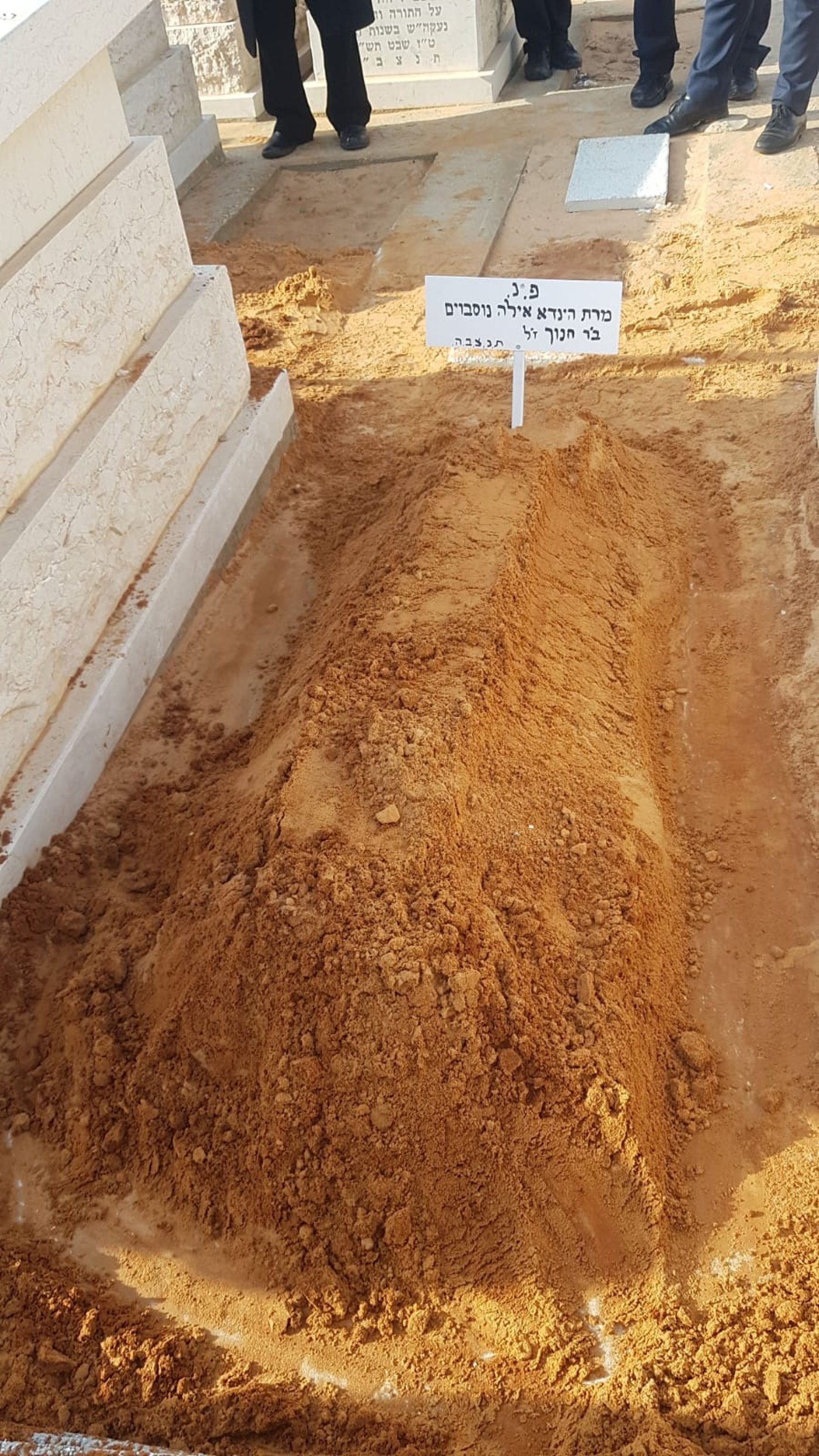 קברה הטרי של האם, הרבנית נוסבוים ע"ה