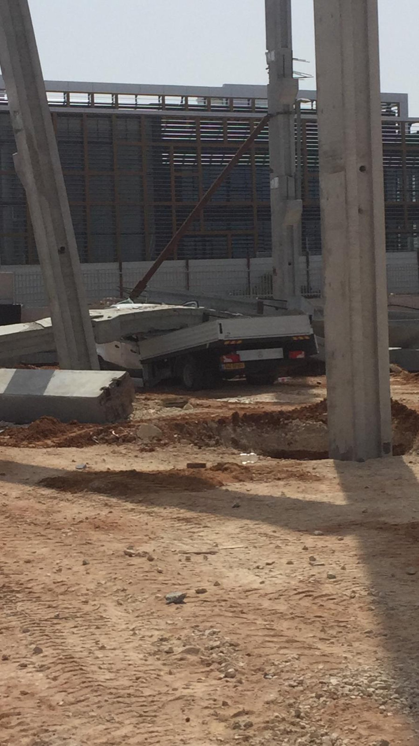 ראשון לציון: מבנה נפגע ממנוף וקרס; אין נפגעים