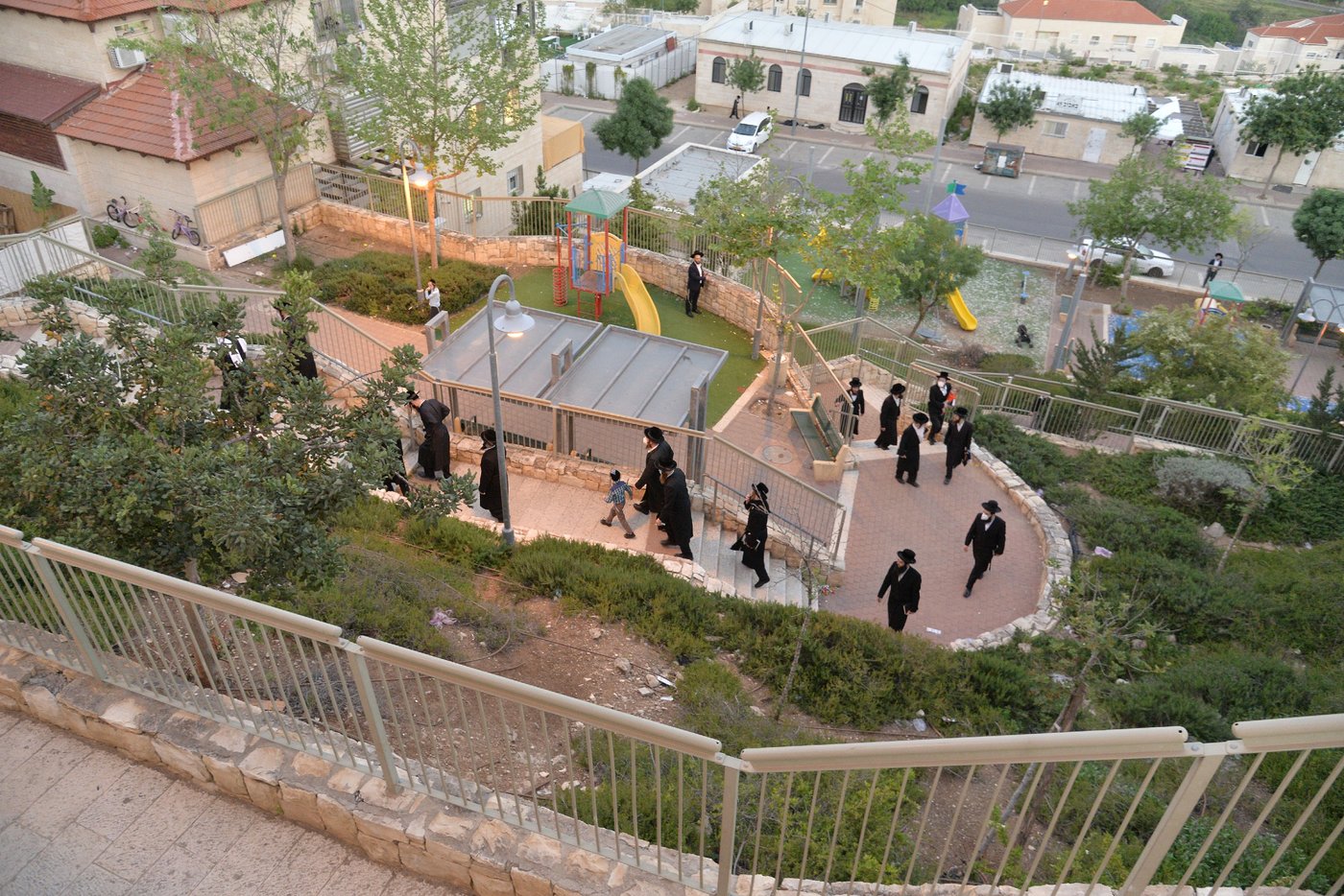 האדמו"ר מ'הורנסטייפל' בירך על האילנות בביתר עילית
