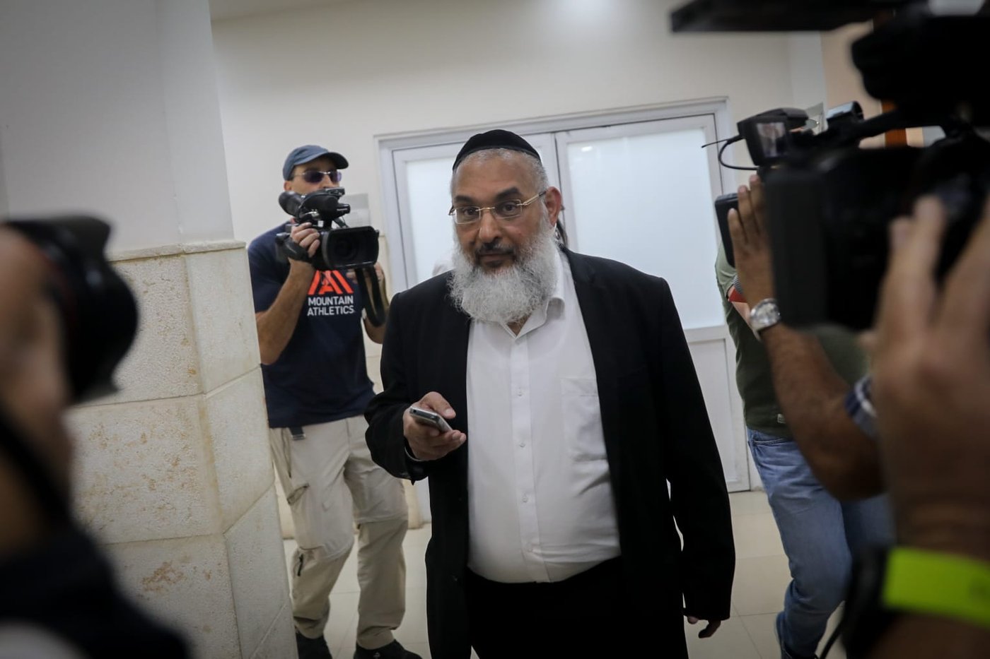 רמתי מואשם בהחזקה בתנאי עבדות, שיבוש הליכי משפט ותקיפת קטין