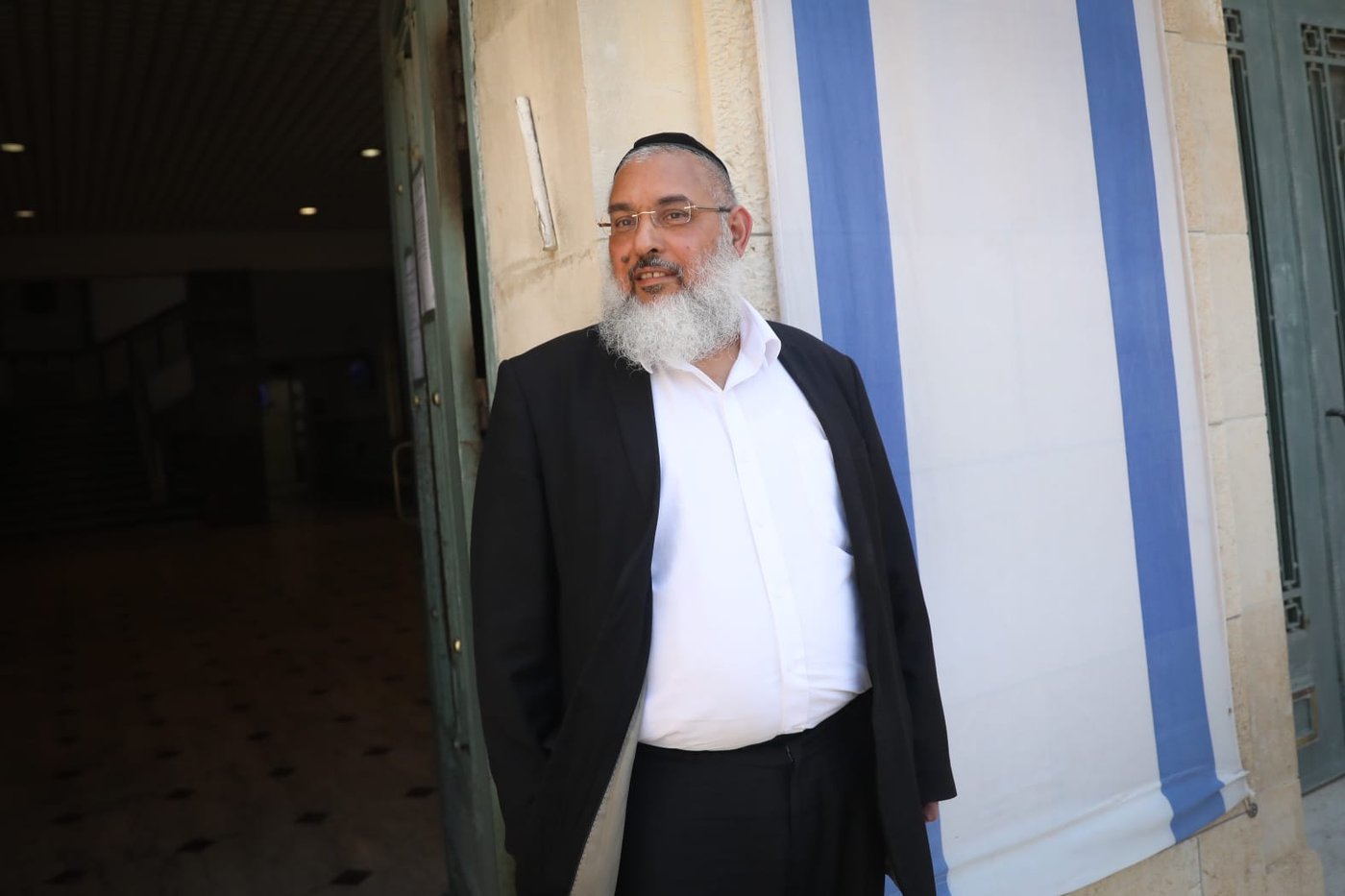 רמתי מואשם בהחזקה בתנאי עבדות, שיבוש הליכי משפט ותקיפת קטין