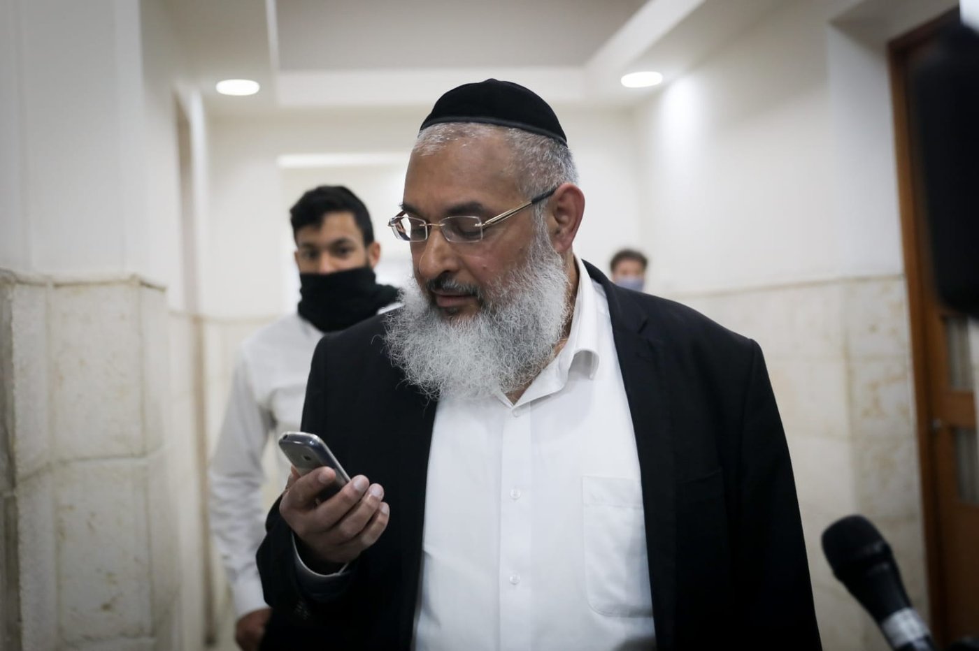 רמתי מואשם בהחזקה בתנאי עבדות, שיבוש הליכי משפט ותקיפת קטין