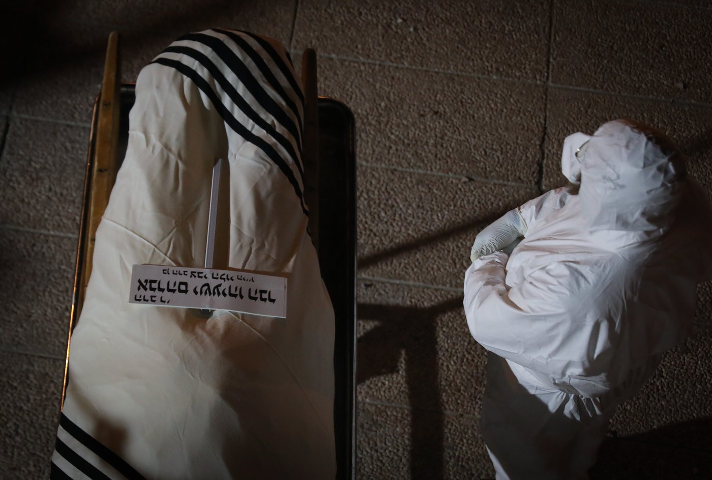 צפו: תיעוד הלווייתו של איש החסד הרב הבר
