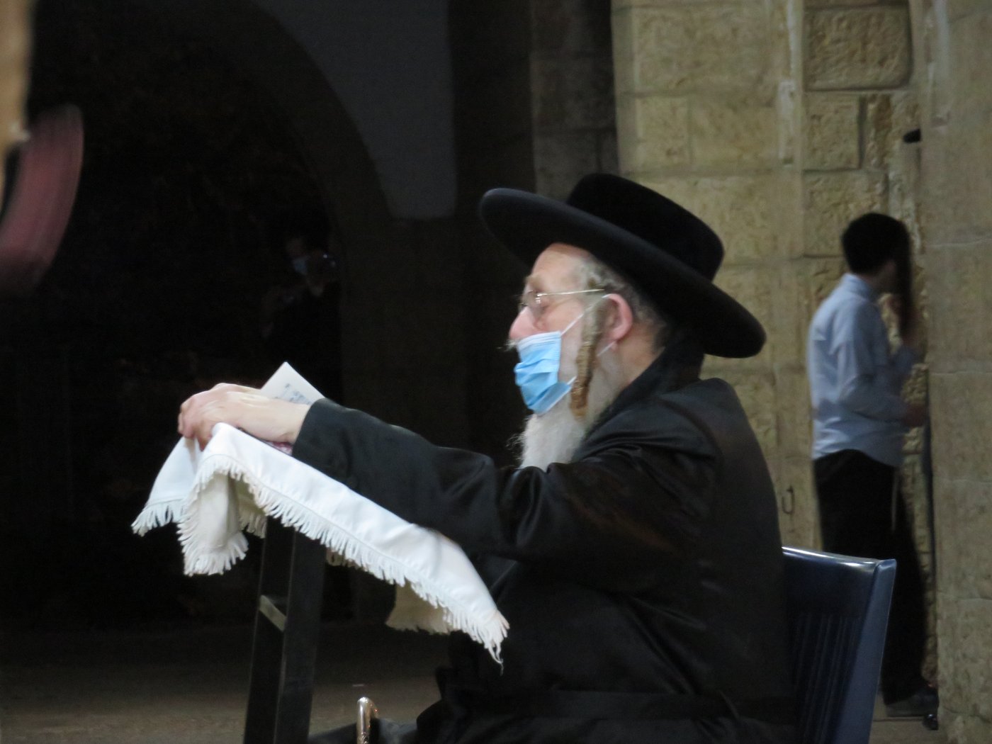 בשטח הפתוח - עטוי במסיכה: הטיש המיוחד של הרבי מקאמרנא