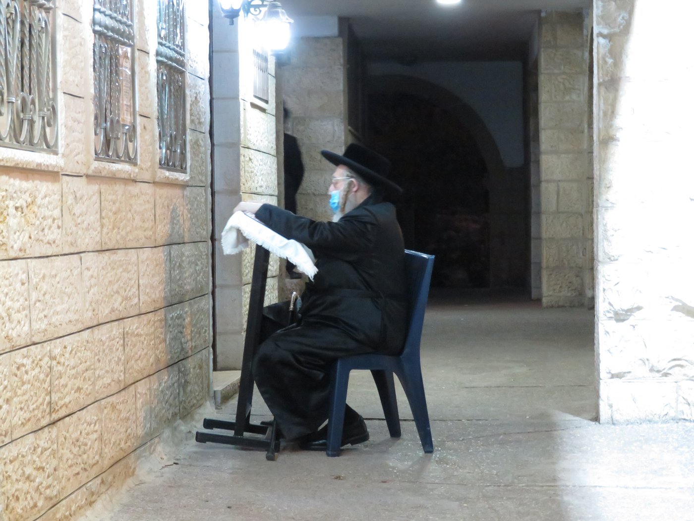 בשטח הפתוח - עטוי במסיכה: הטיש המיוחד של הרבי מקאמרנא