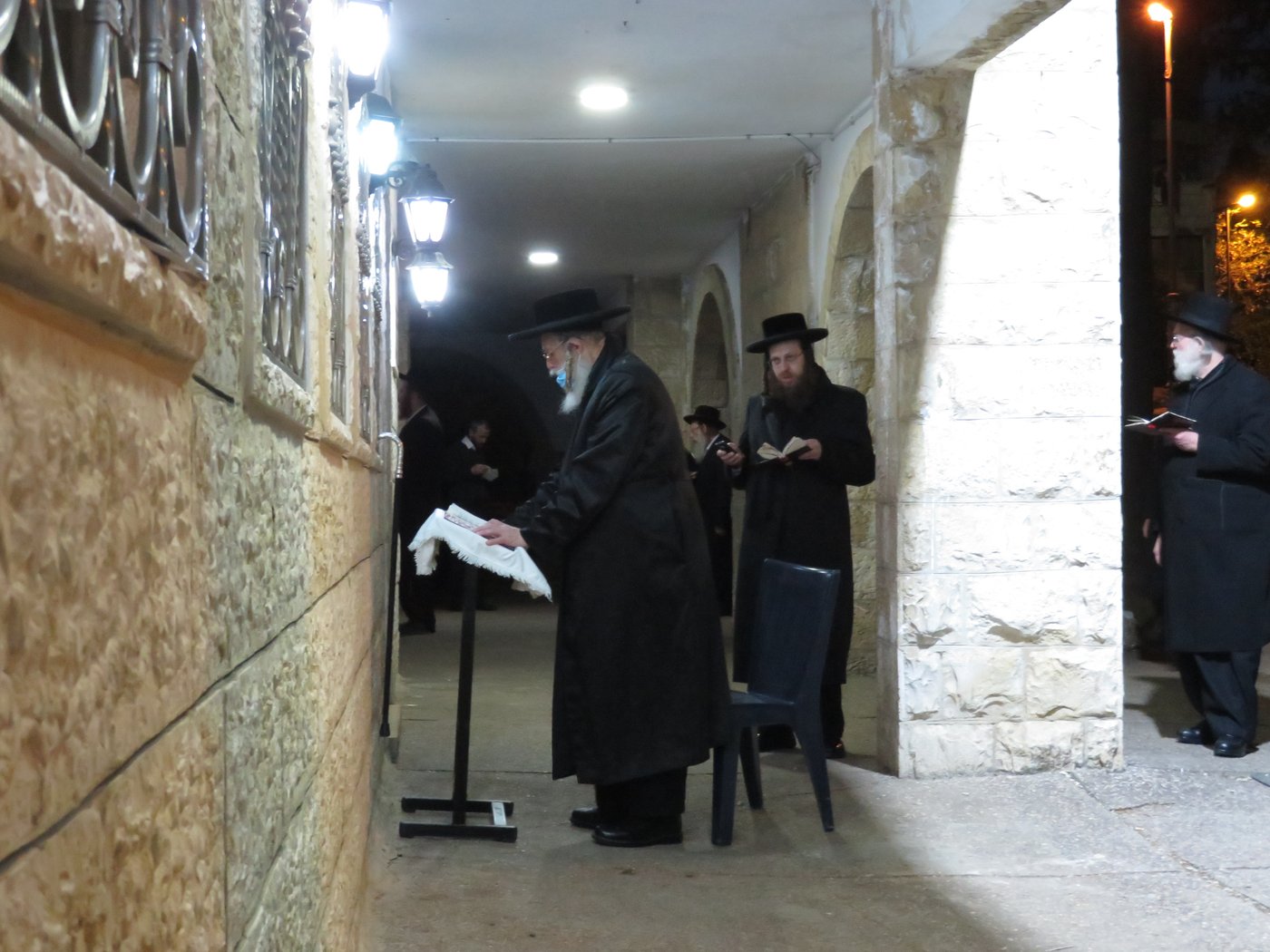 בשטח הפתוח - עטוי במסיכה: הטיש המיוחד של הרבי מקאמרנא