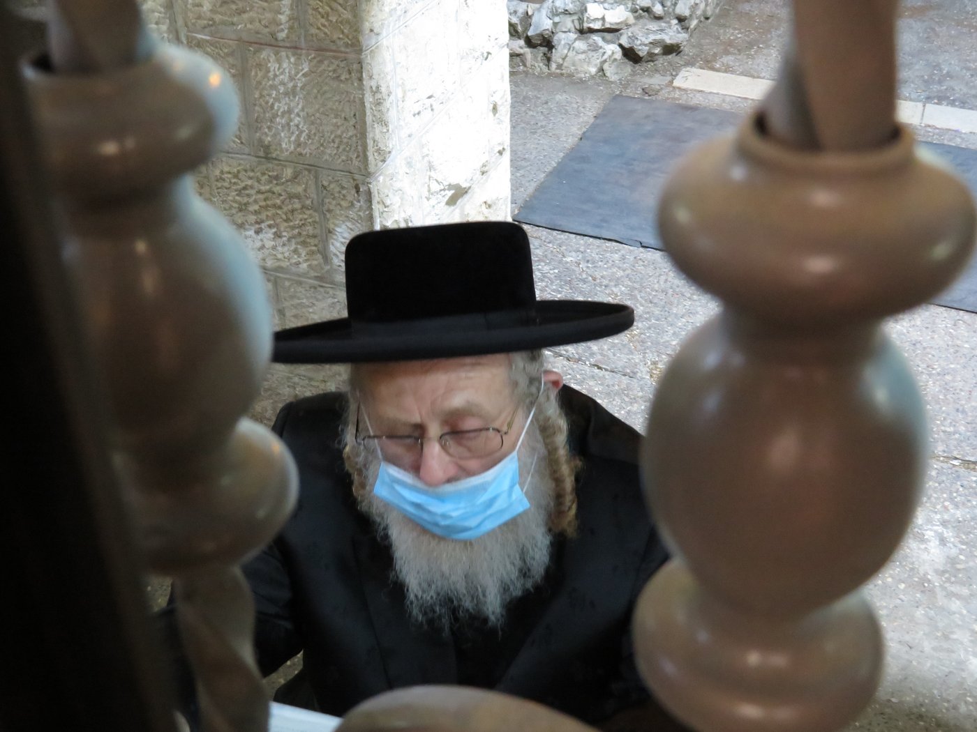 בשטח הפתוח - עטוי במסיכה: הטיש המיוחד של הרבי מקאמרנא
