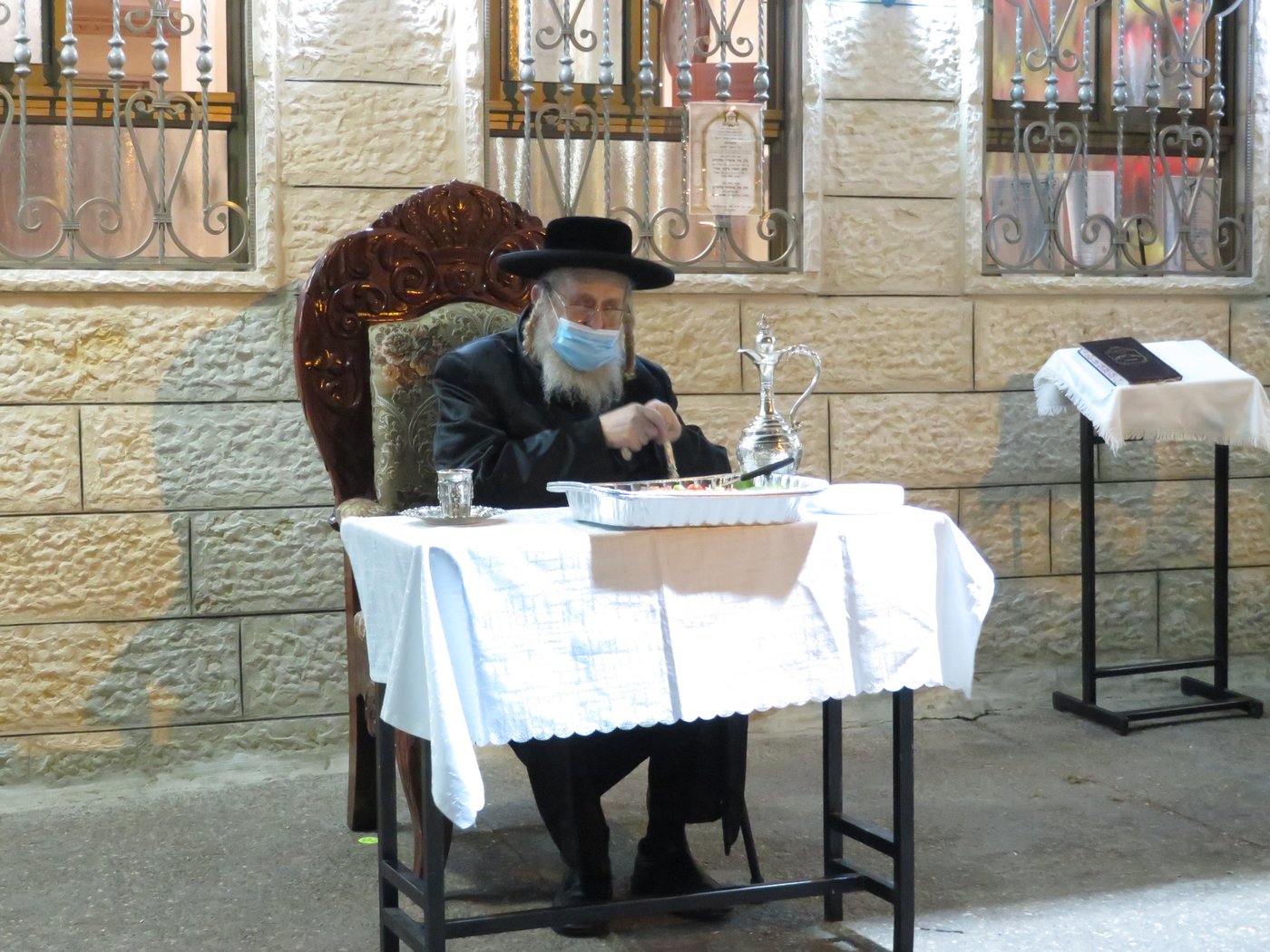 בשטח הפתוח - עטוי במסיכה: הטיש המיוחד של הרבי מקאמרנא