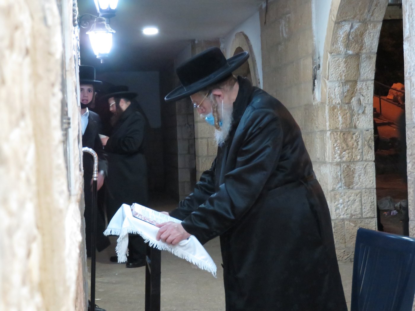 בשטח הפתוח - עטוי במסיכה: הטיש המיוחד של הרבי מקאמרנא