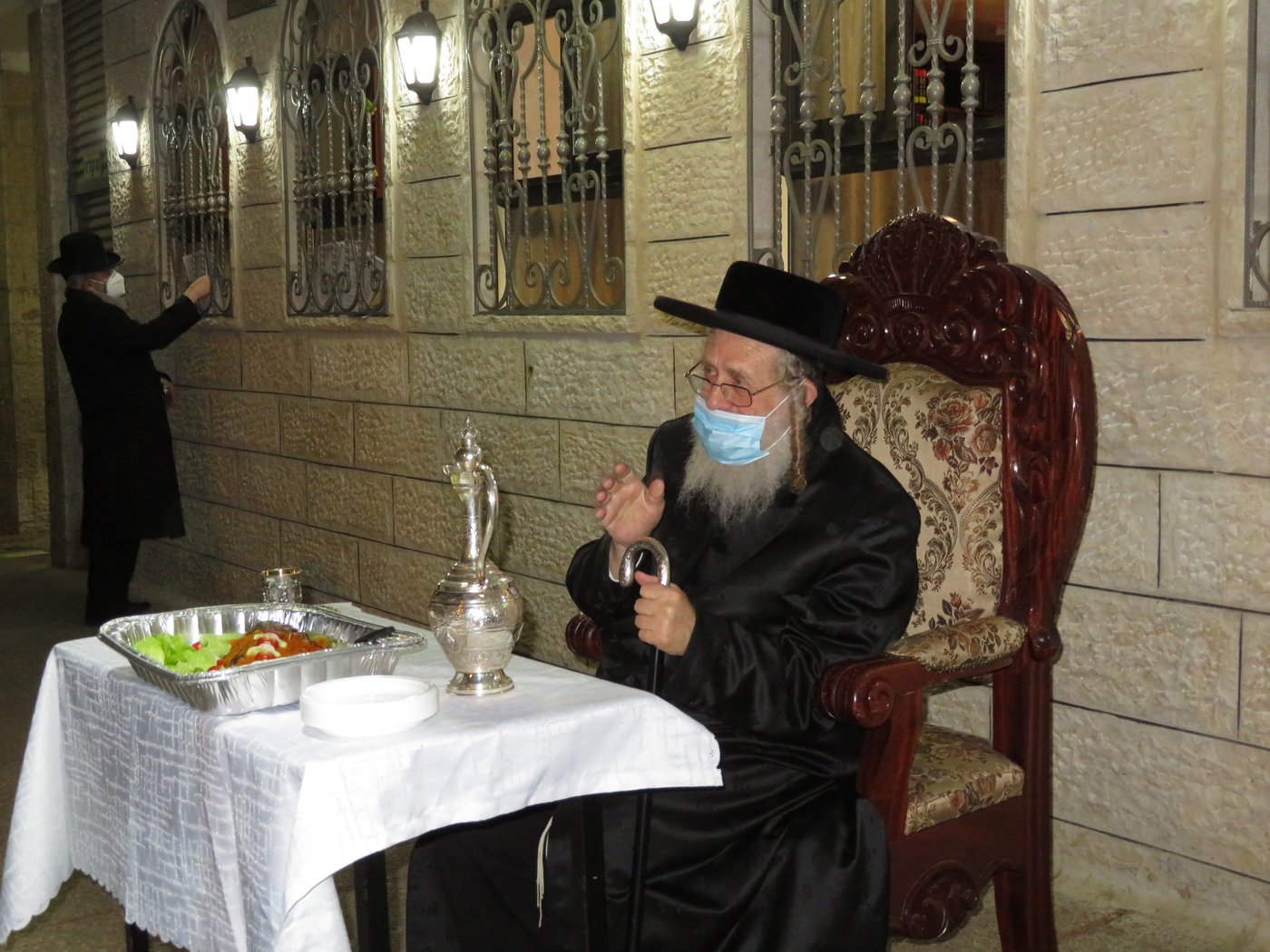 בשטח הפתוח - עטוי במסיכה: הטיש המיוחד של הרבי מקאמרנא