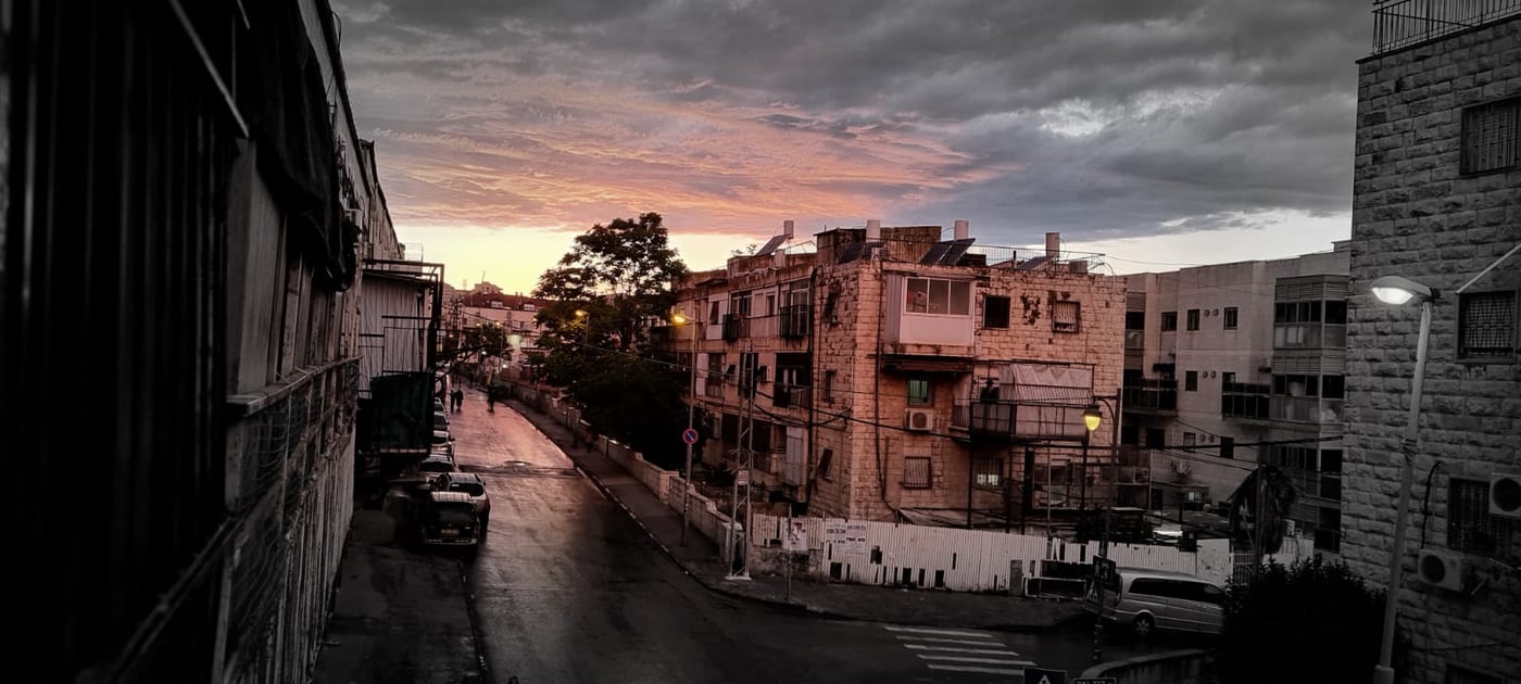 תמונות מרהיבות: השקיעה במאה שערים