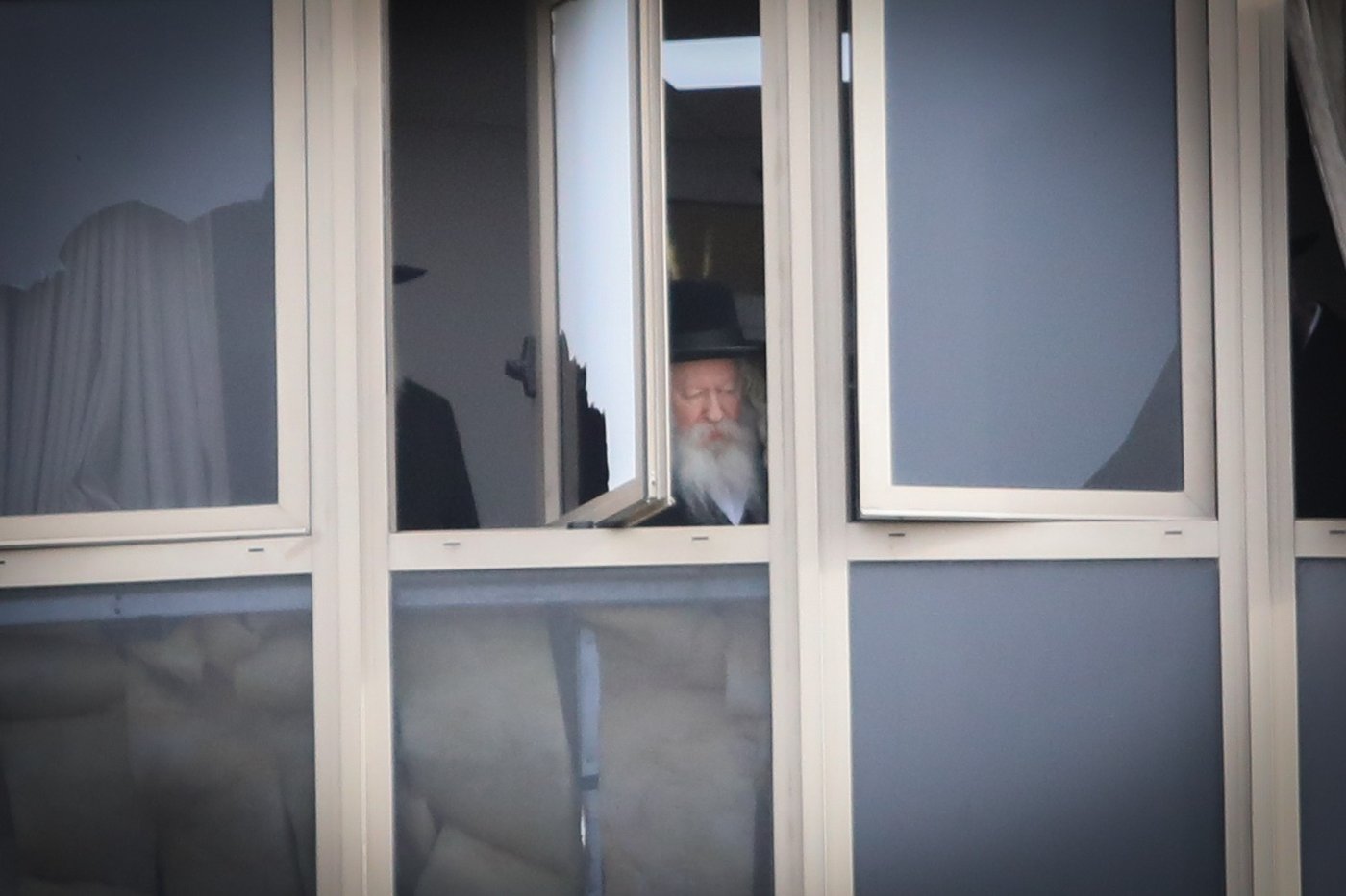 תיעוד: האדמו"ר מגור צפה בהלוויה דרך חלון