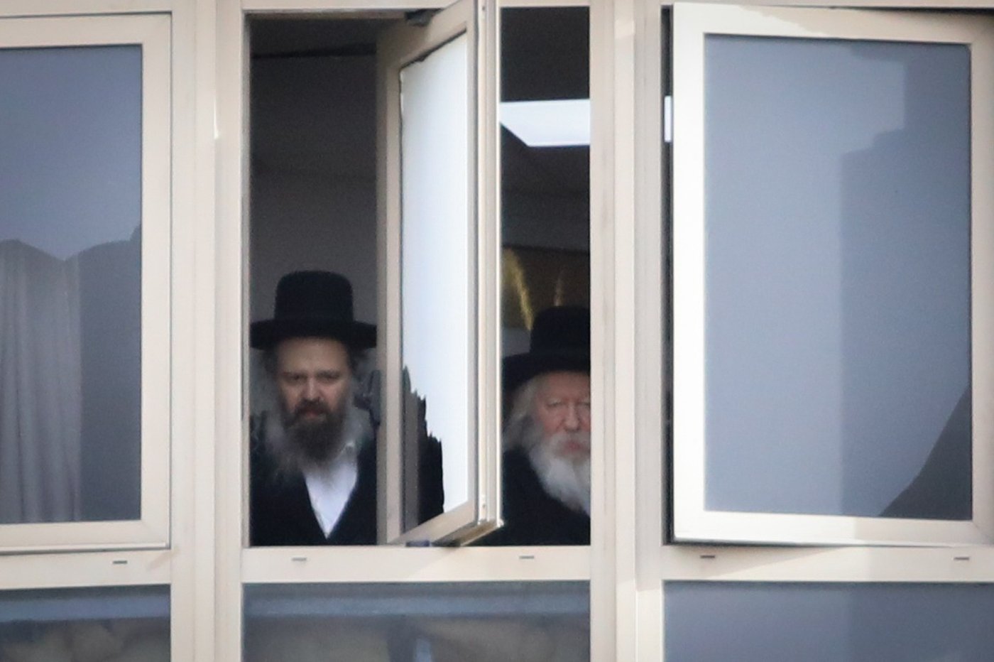 תיעוד: האדמו"ר מגור צפה בהלוויה דרך חלון