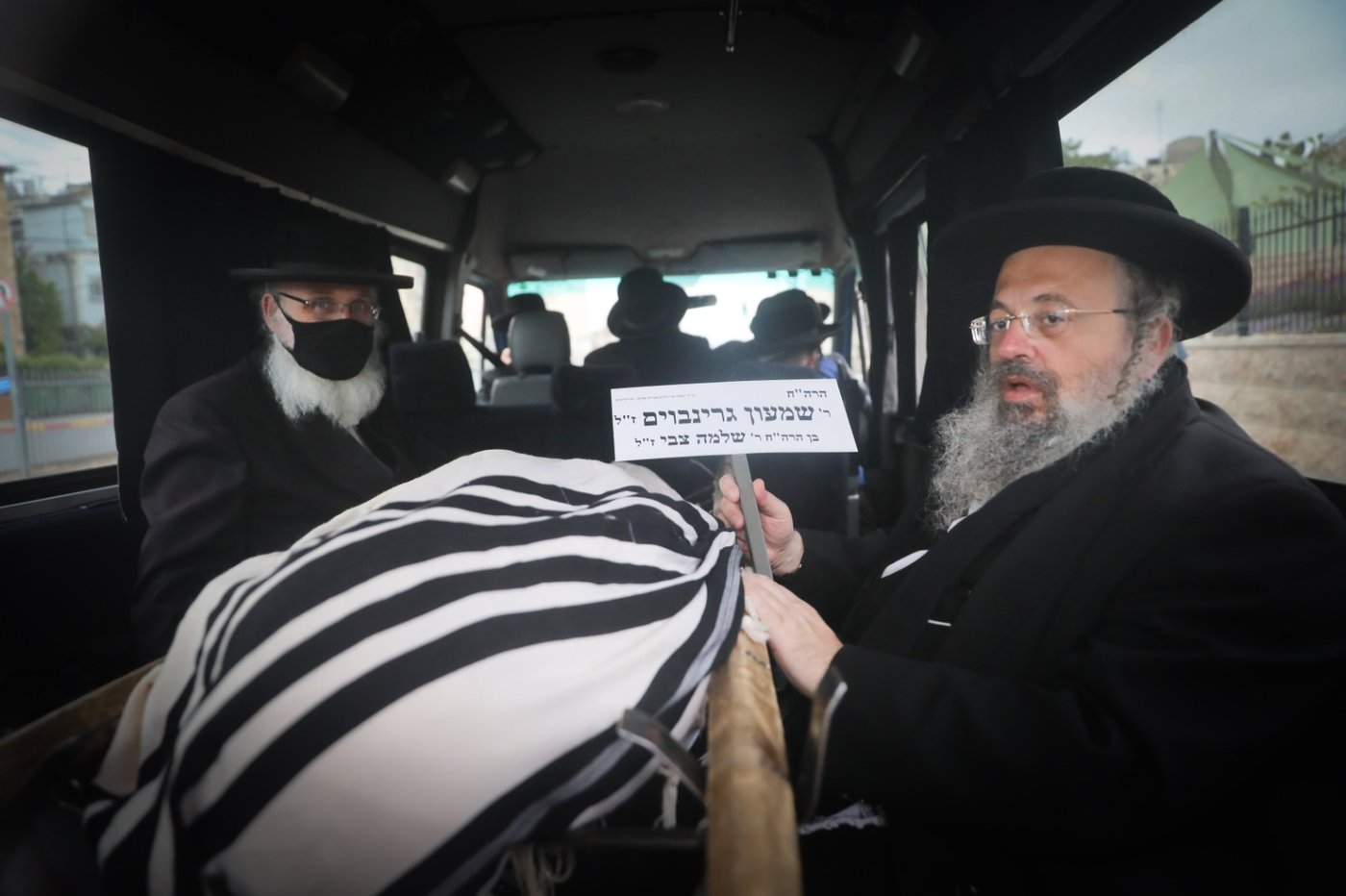 תיעוד: האדמו"ר מגור צפה בהלוויה דרך חלון