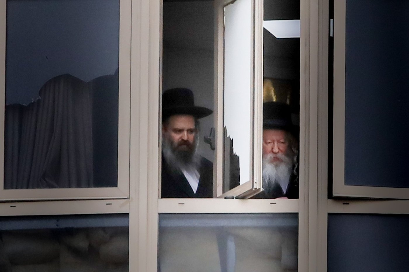 תיעוד: האדמו"ר מגור צפה בהלוויה דרך חלון
