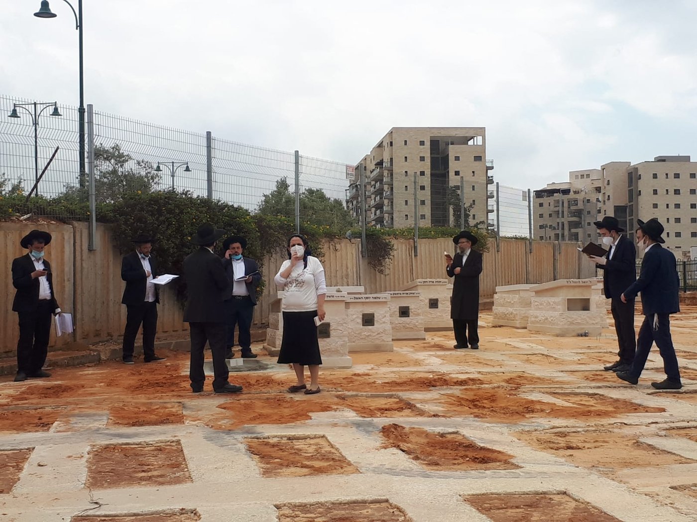 כואב: הילדים השתטחו על קבר אביהם שנפטר מקורונה