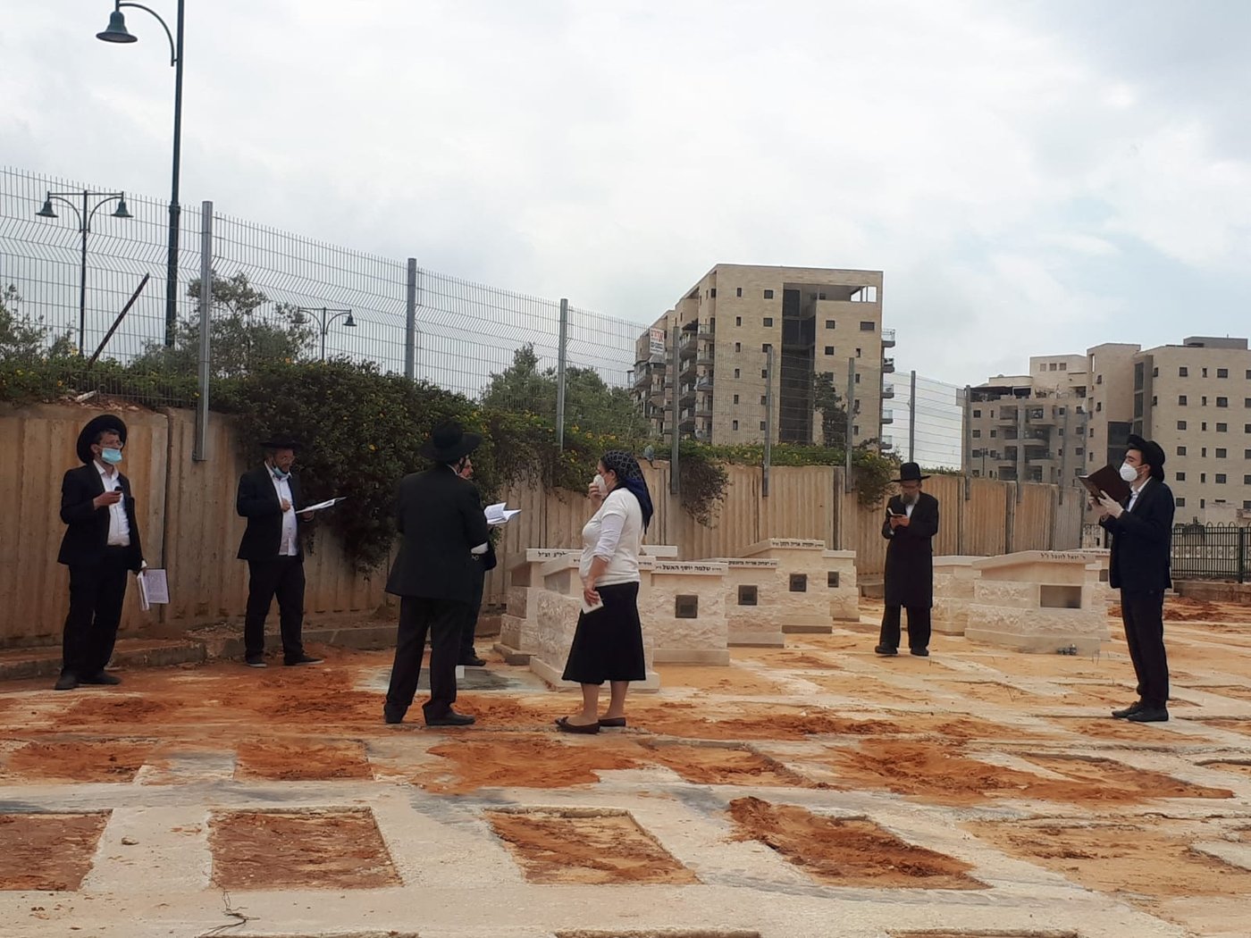 כואב: הילדים השתטחו על קבר אביהם שנפטר מקורונה