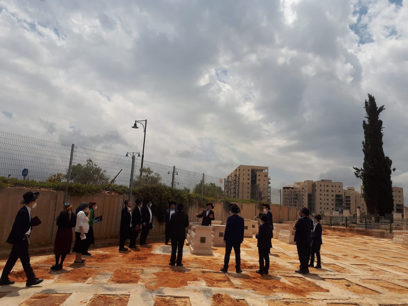 כואב: הילדים השתטחו על קבר אביהם שנפטר מקורונה