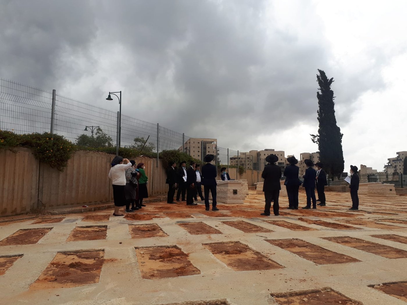כואב: הילדים השתטחו על קבר אביהם שנפטר מקורונה