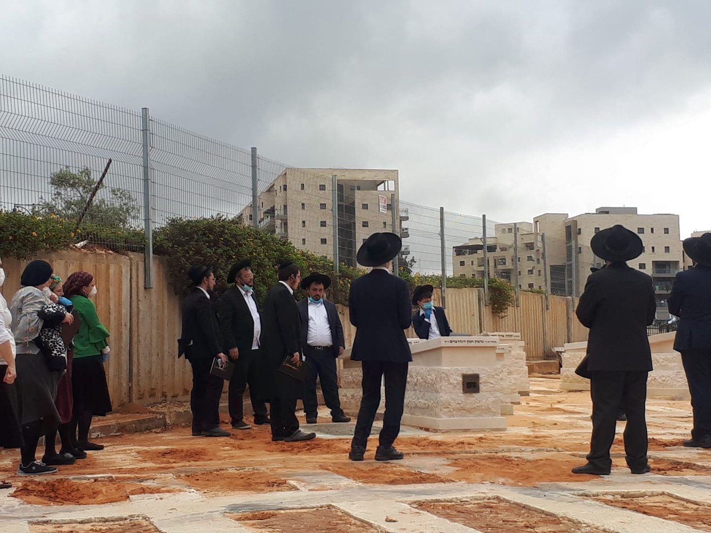 כואב: הילדים השתטחו על קבר אביהם שנפטר מקורונה