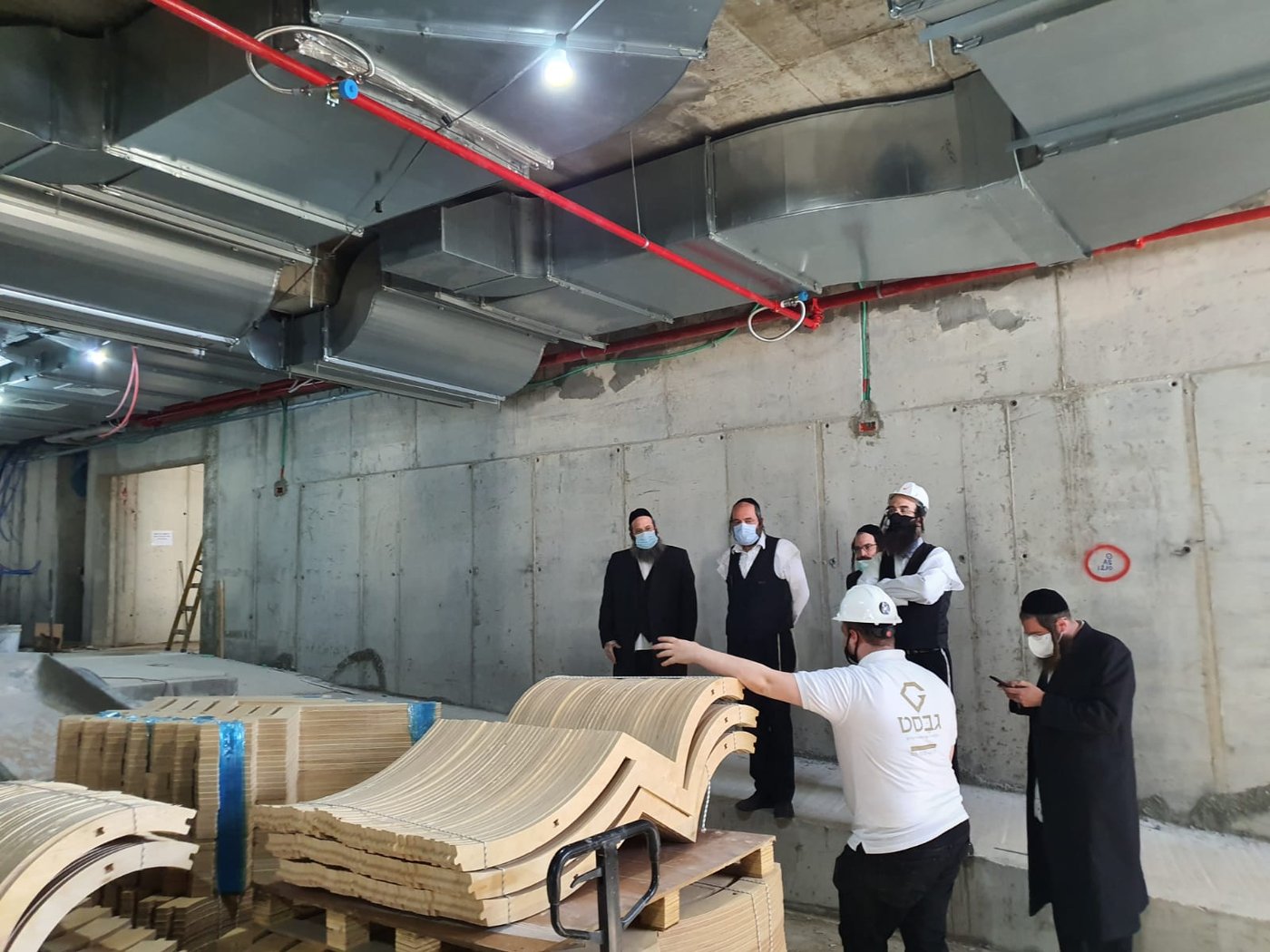 תקרת גבס ומסגרות עץ חדשות בבית המדרש בבני ברק