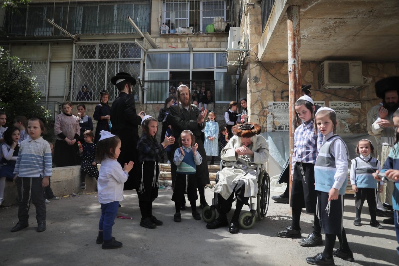 מרגש: החלאקה של הנכדים לניצול השואה