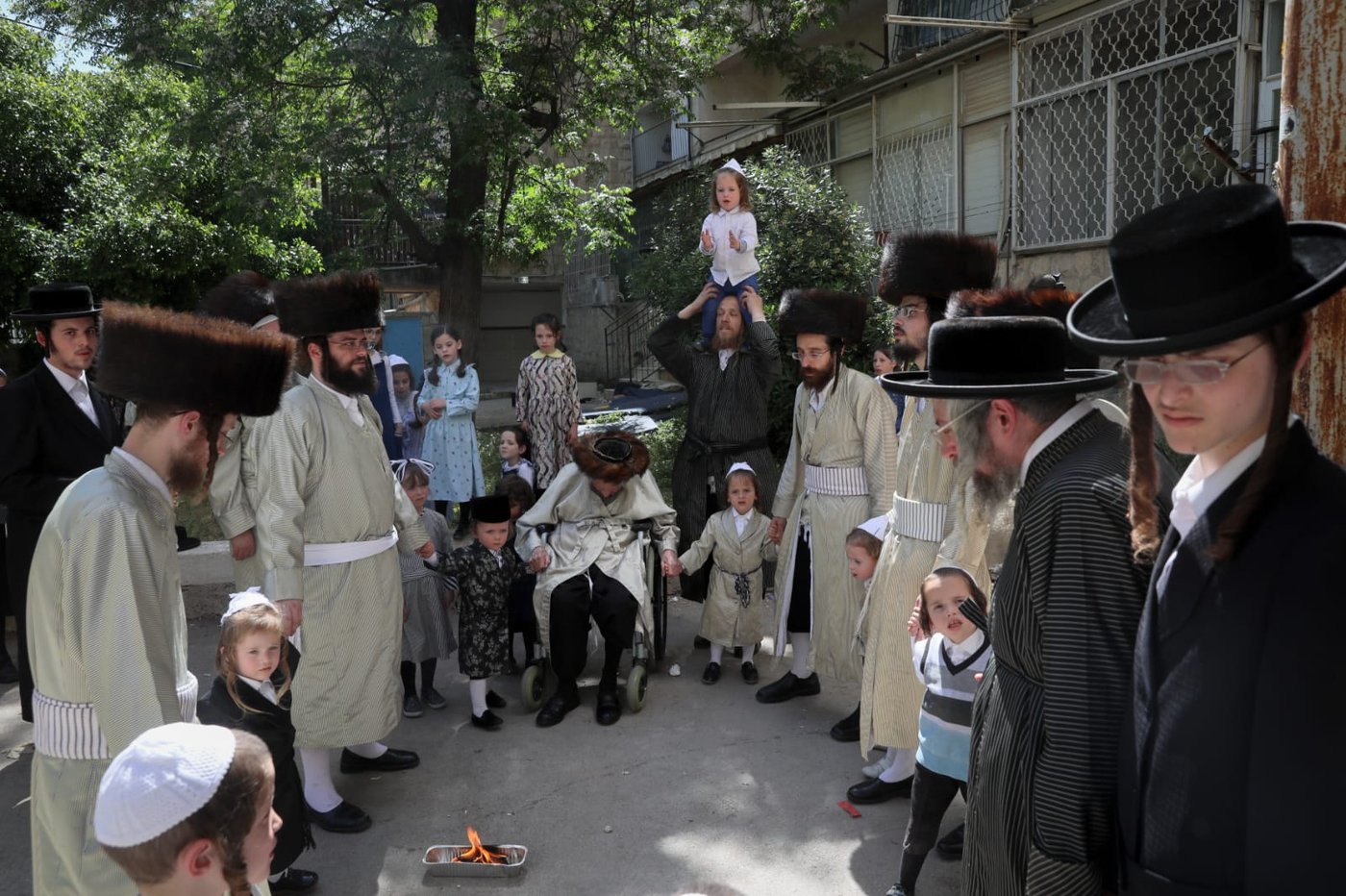 מרגש: החלאקה של הנכדים לניצול השואה
