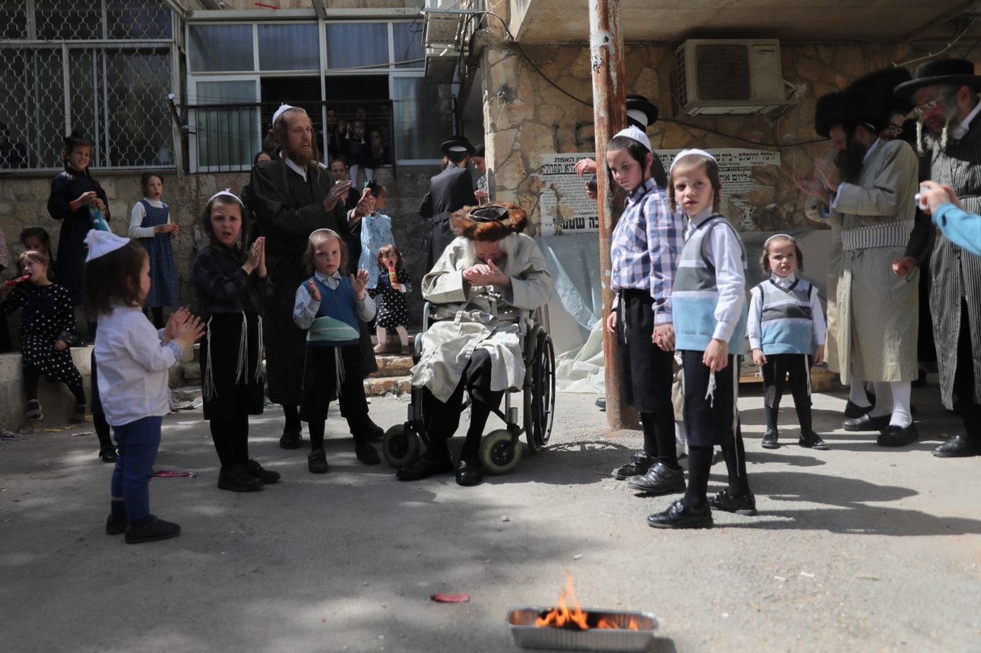 מרגש: החלאקה של הנכדים לניצול השואה