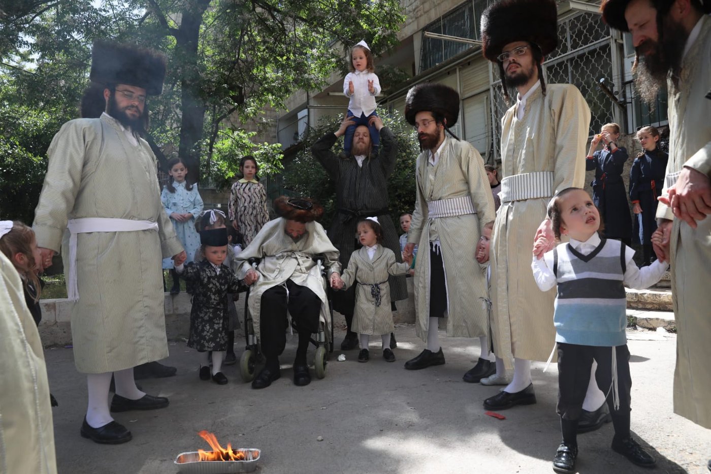 מרגש: החלאקה של הנכדים לניצול השואה