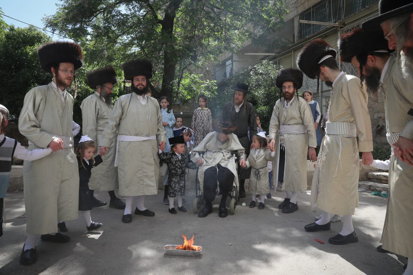 מרגש: החלאקה של הנכדים לניצול השואה