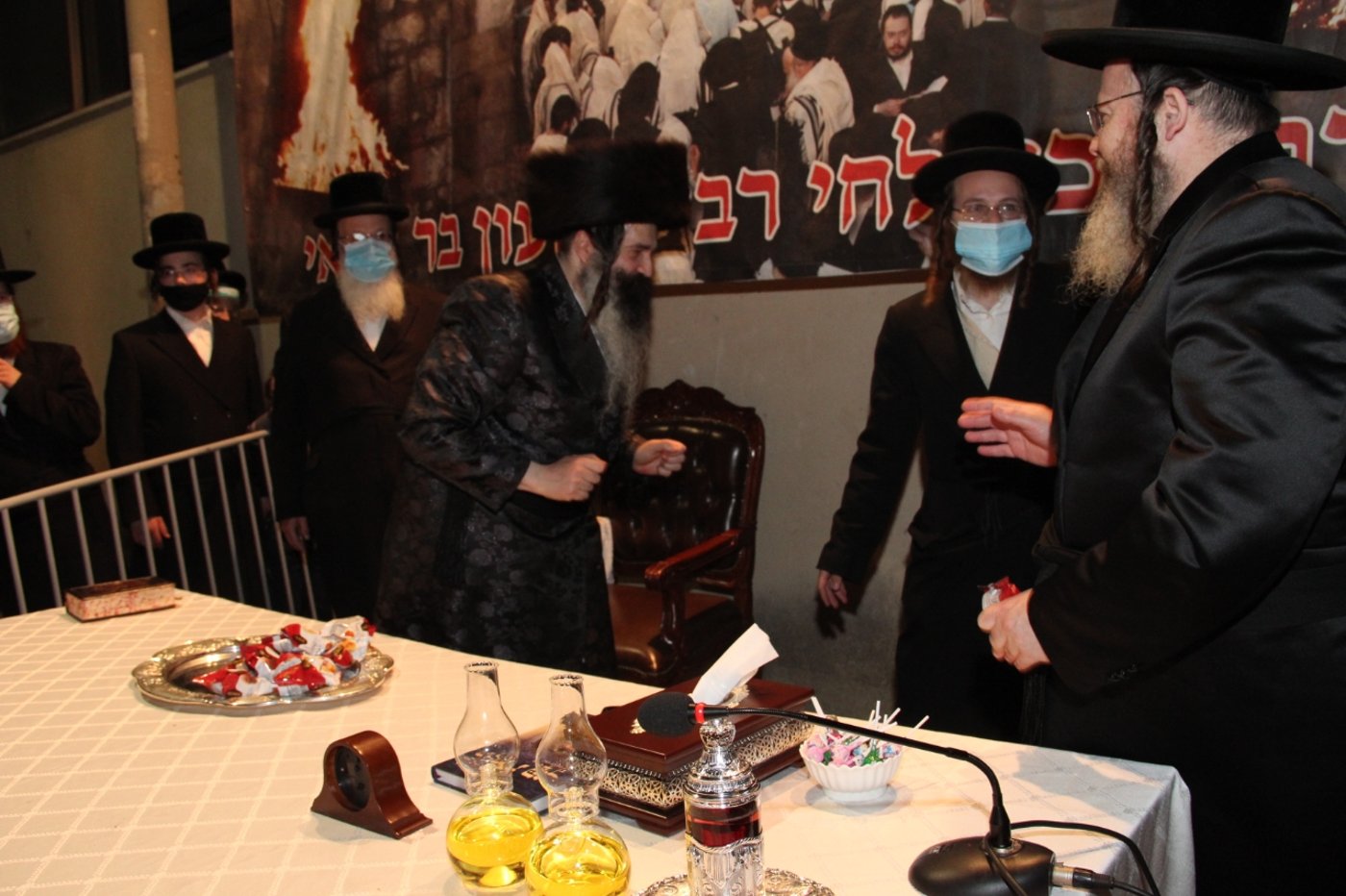 האדמו"ר מזוטשקא ערך הדלקה וחילק מיני מתיקה לילדים